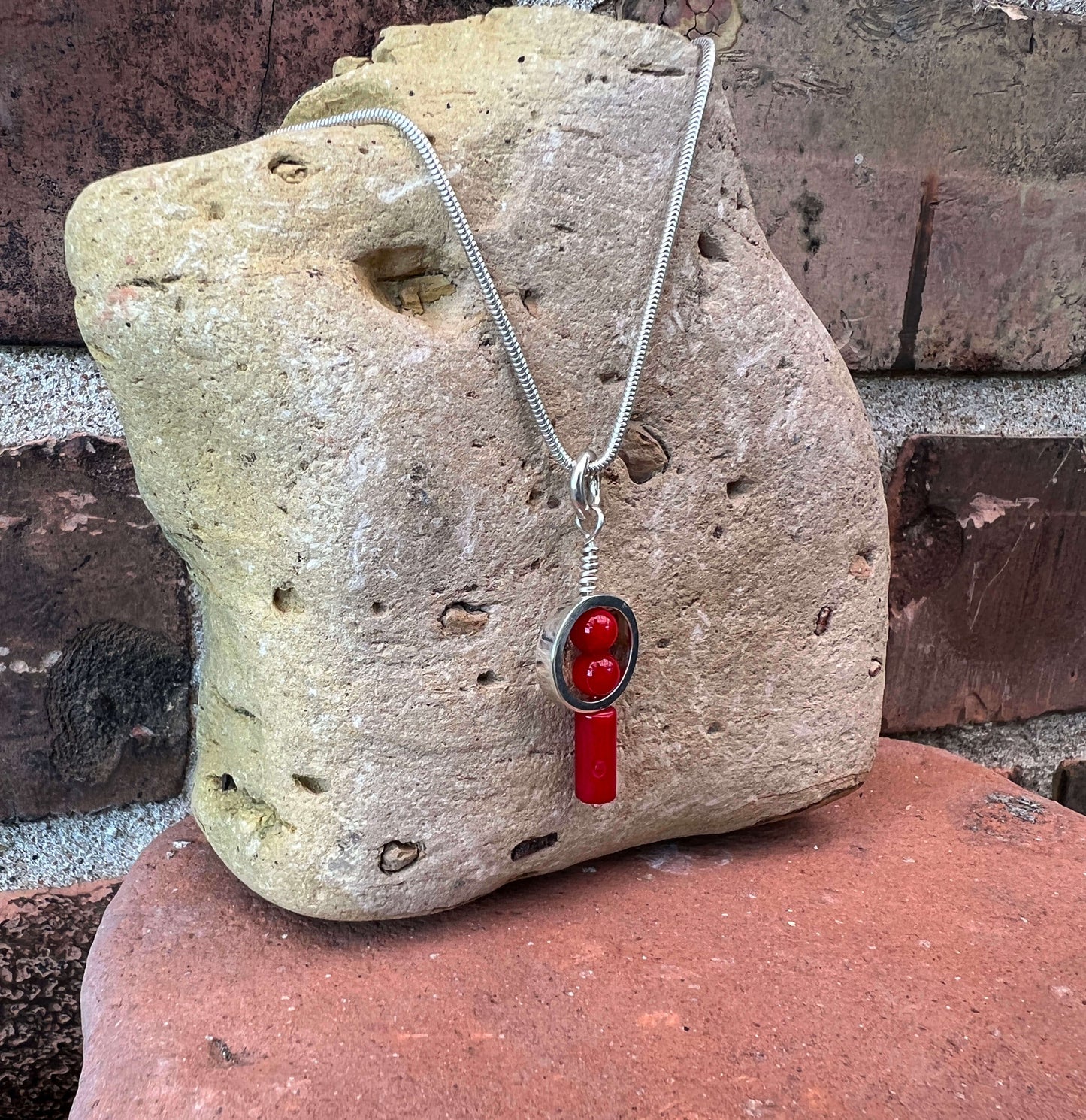 Silverhalsband med korallpärlor