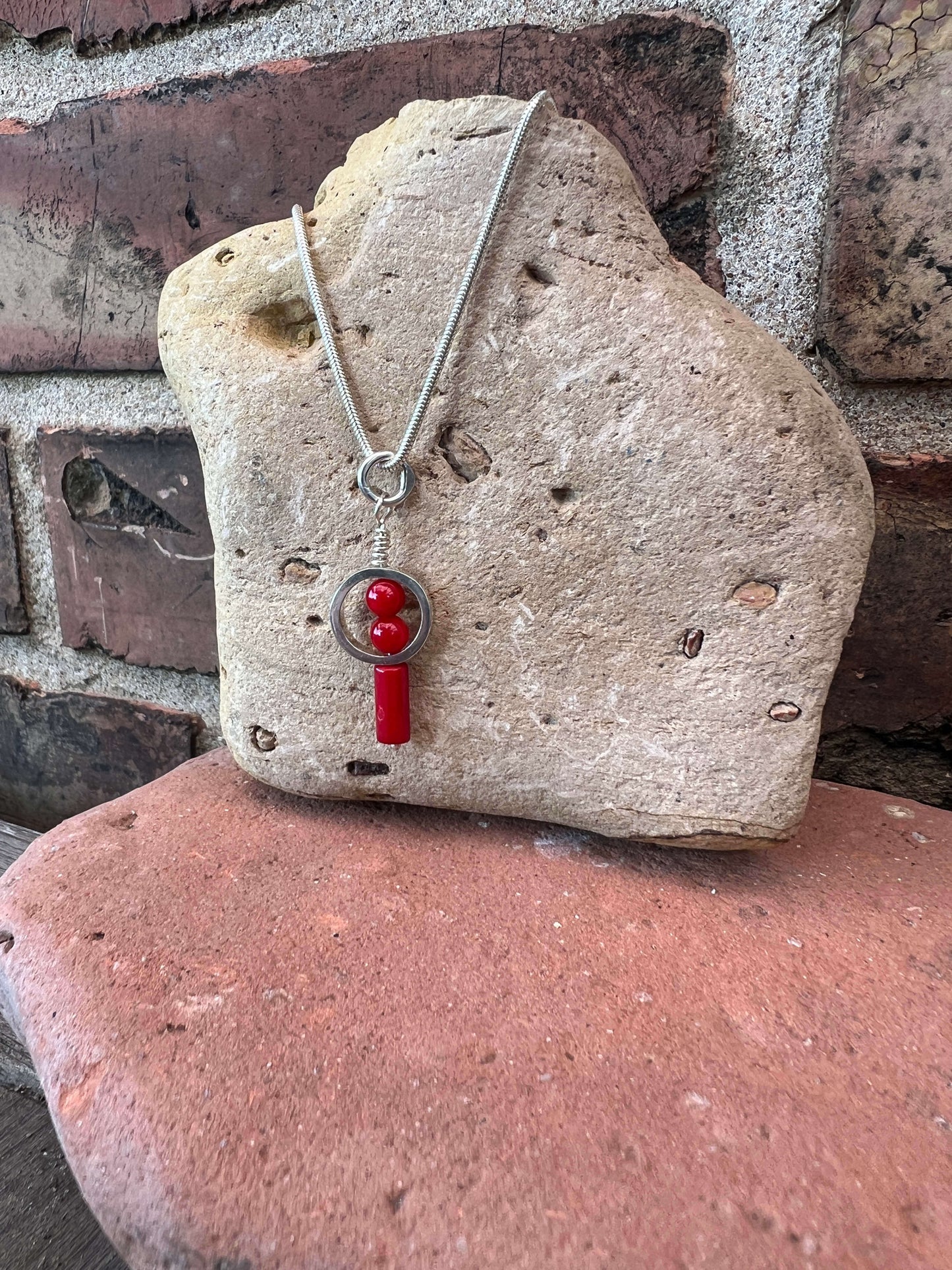 Silverhalsband med korallpärlor