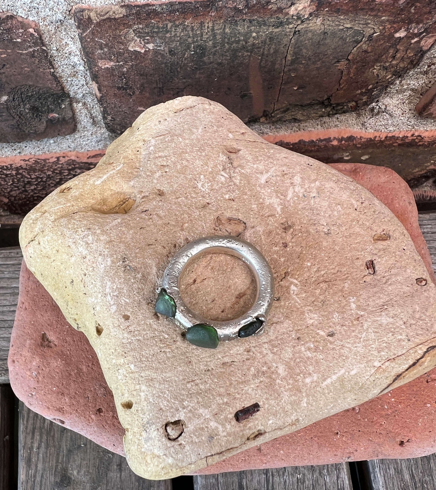 Gjuten silverring med strandglas