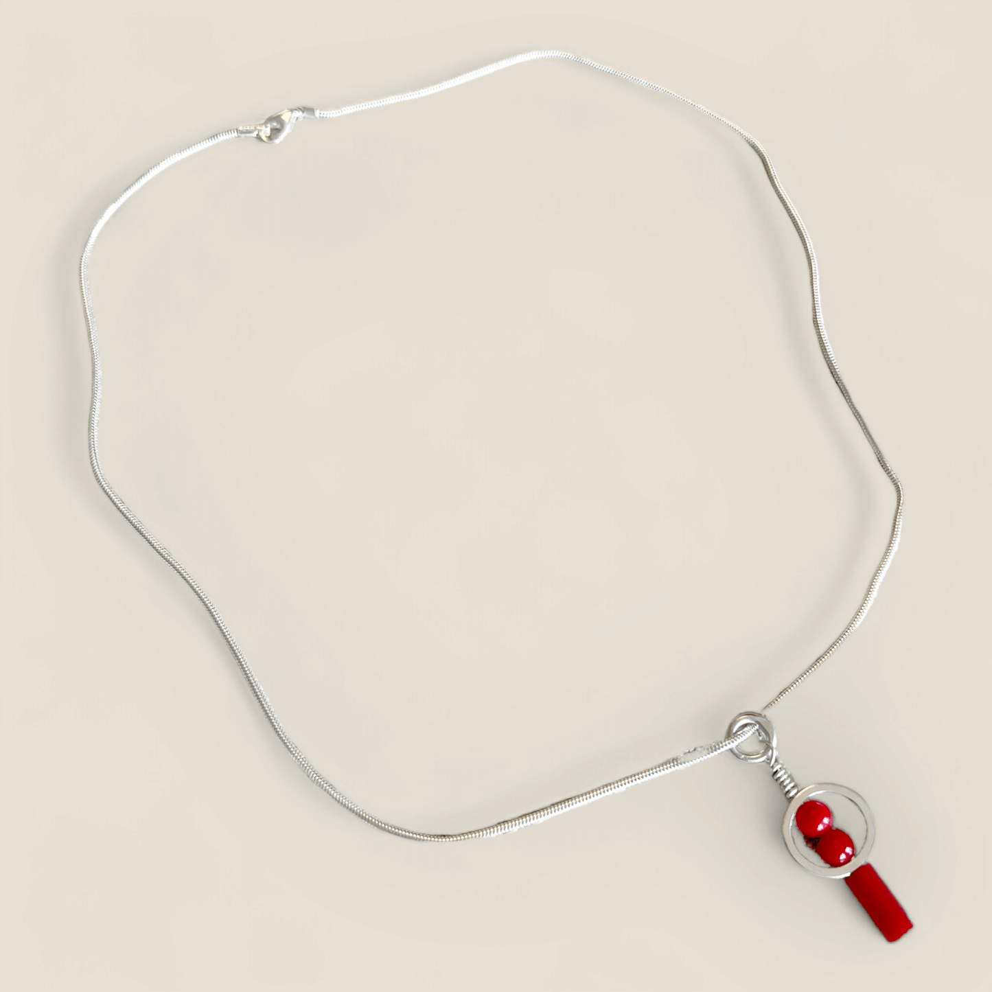 Silverhalsband med korallpärlor