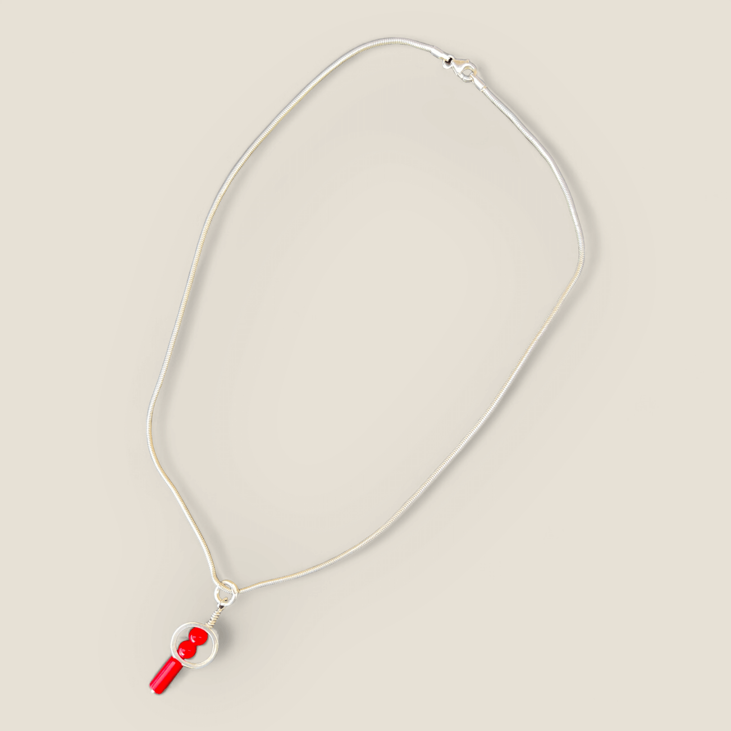 Silverhalsband med korallpärlor