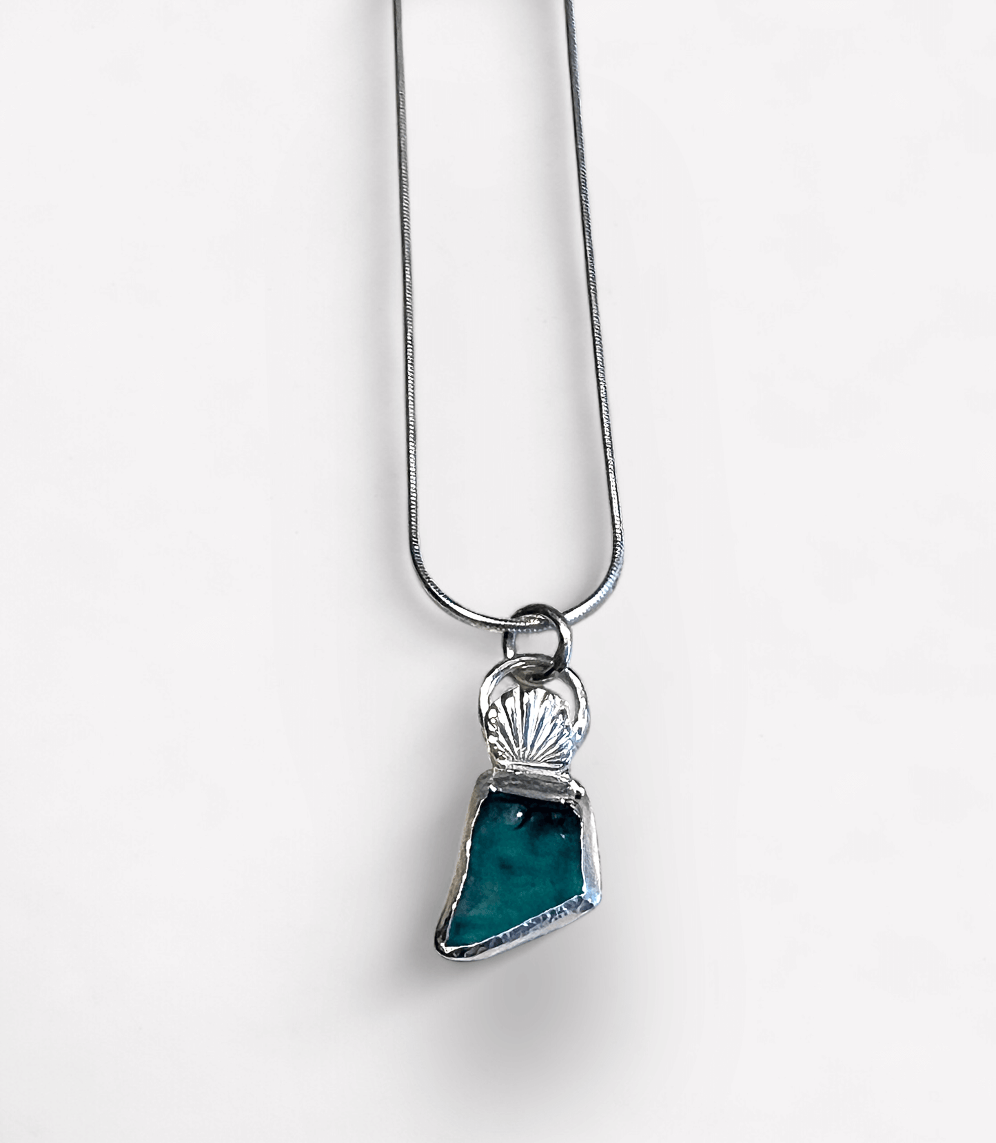 Silverhalsband med strandglas