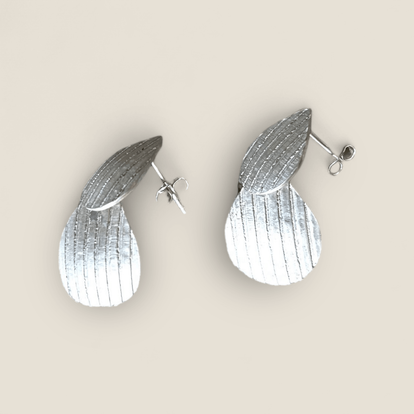 Droppformade silverörhängen