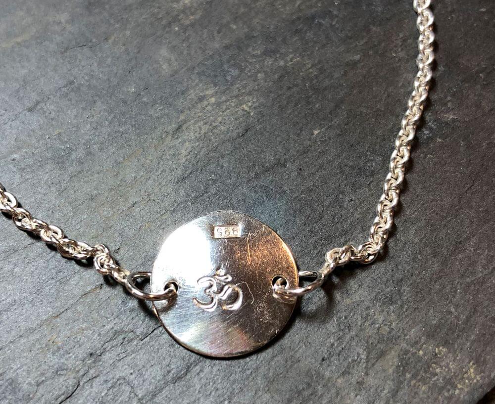 silverarmband yoga med oum-tecken