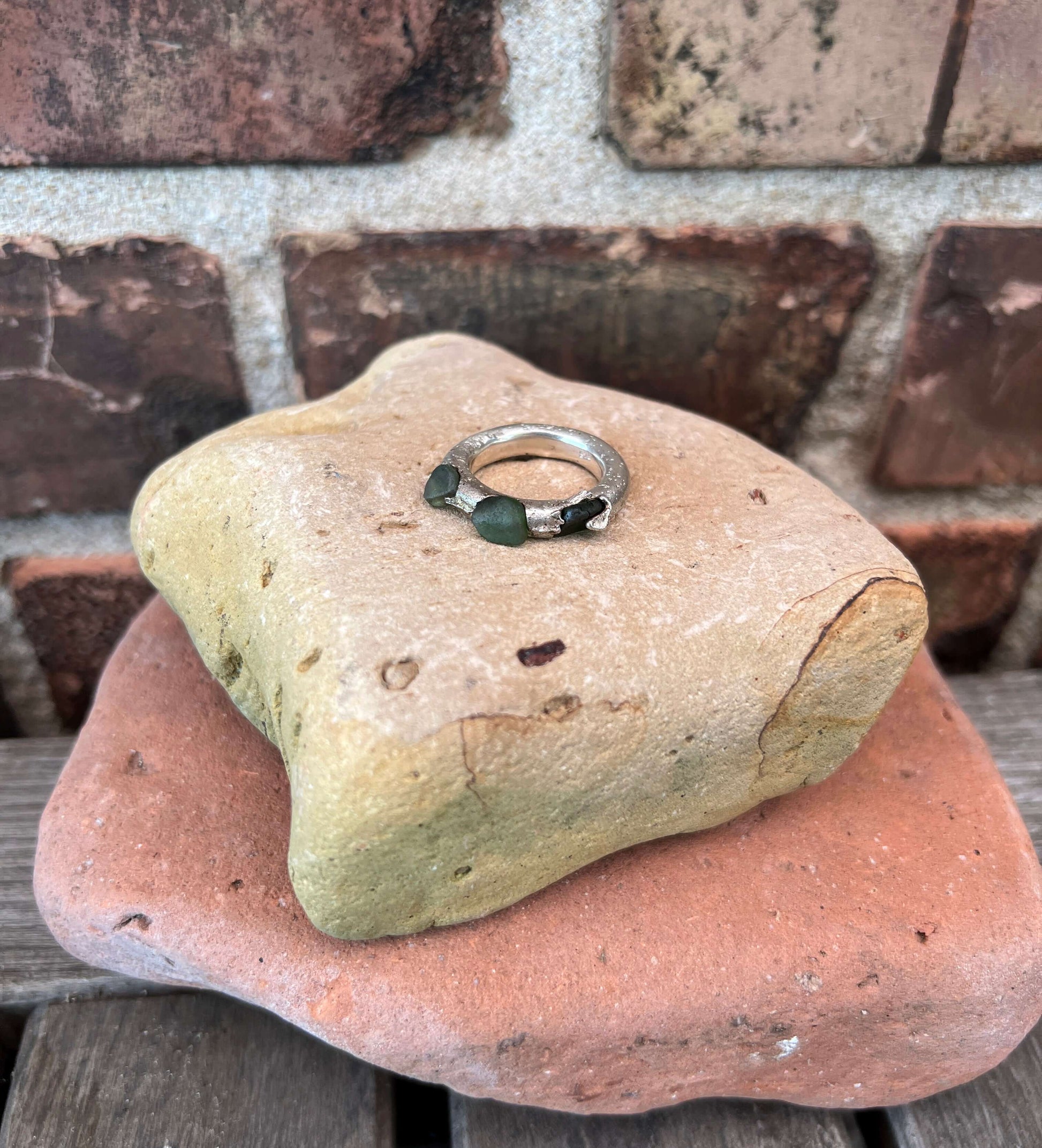 Gjuten silverring med strandglas
