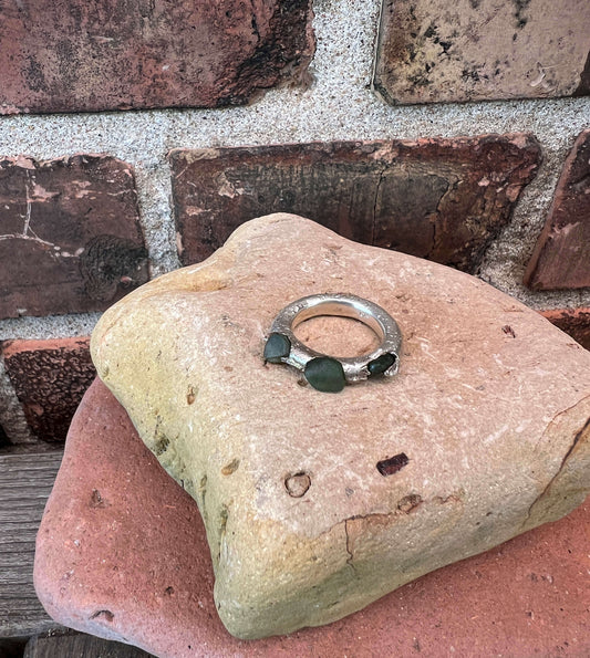 Gjuten silverring med strandglas