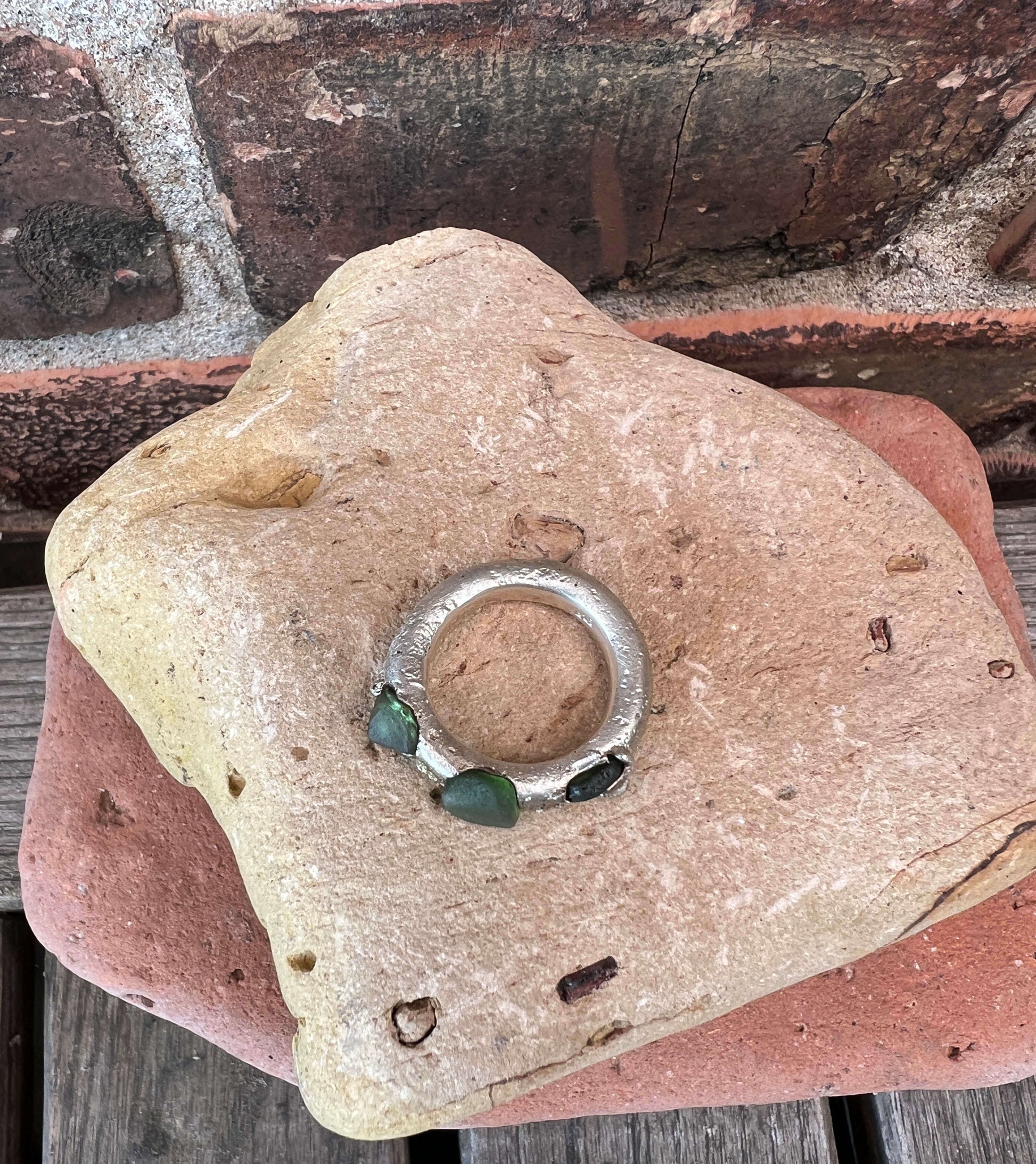 Gjuten silverring med strandglas