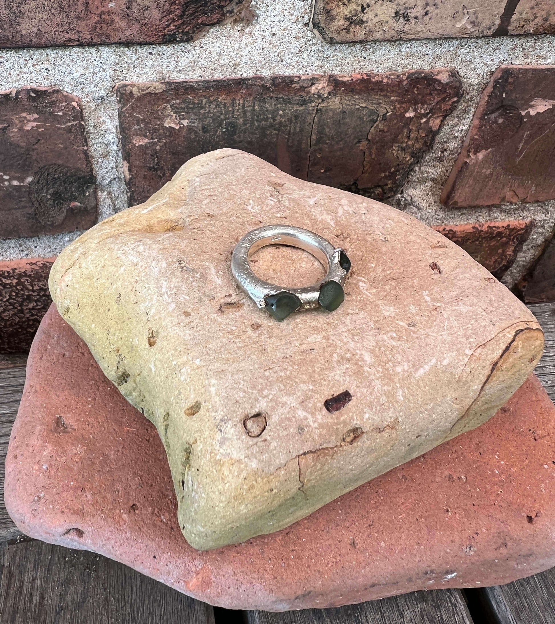 Gjuten silverring med strandglas