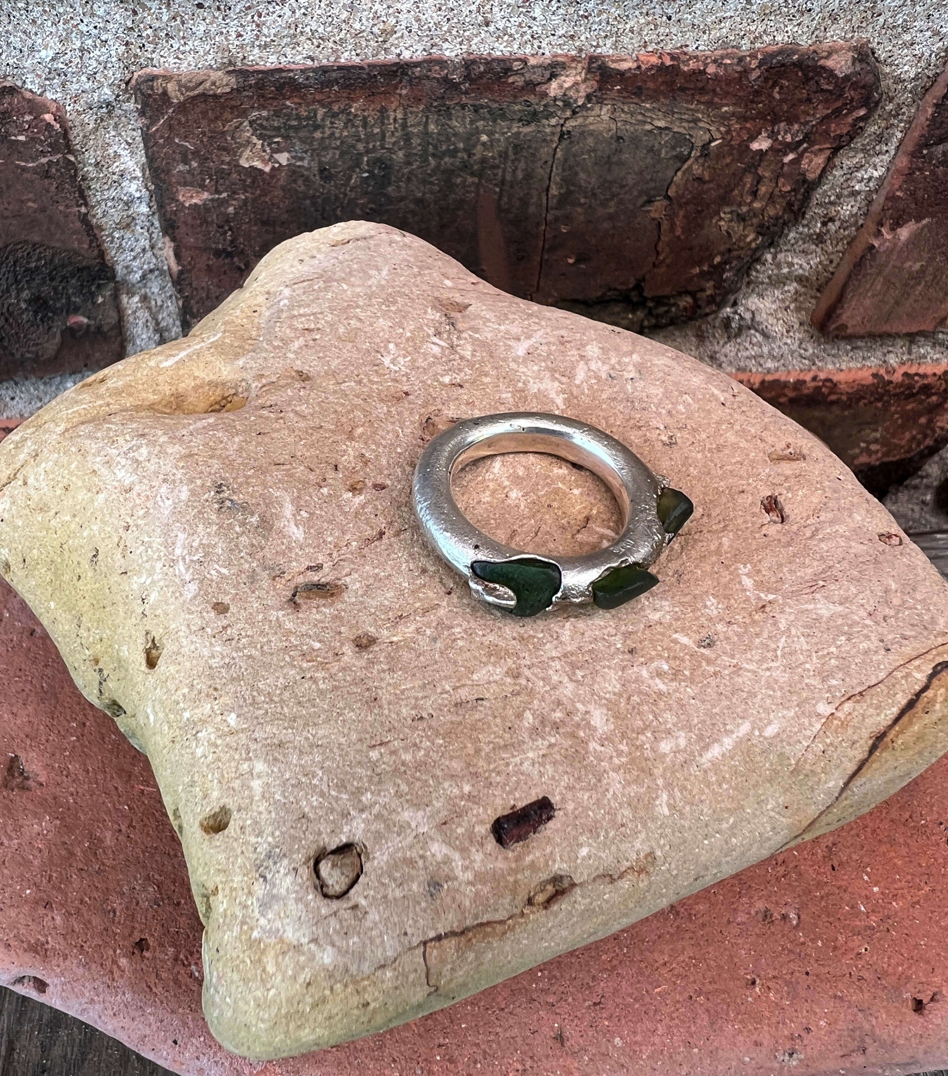 Gjuten silverring med strandglas