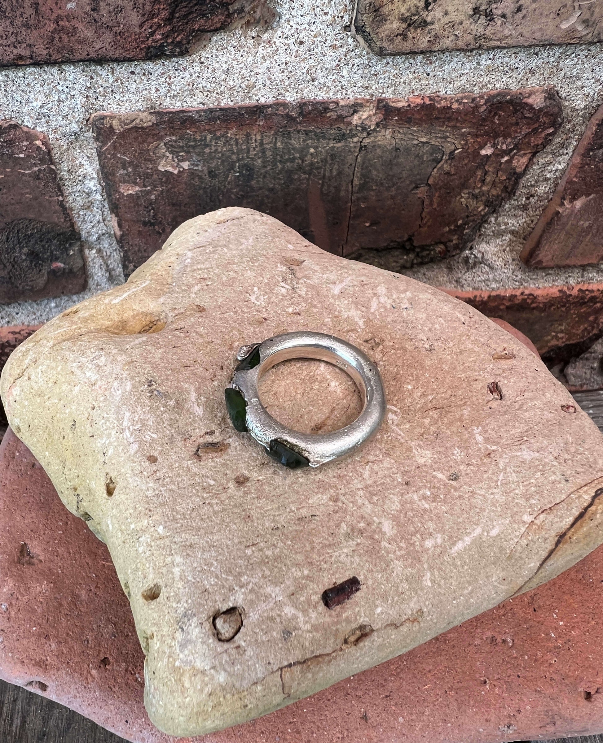 Gjuten silverring med strandglas