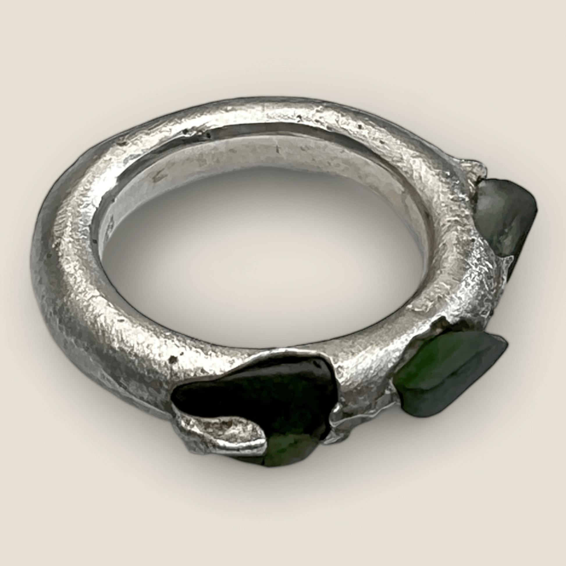 Gjuten silverring med strandglas
