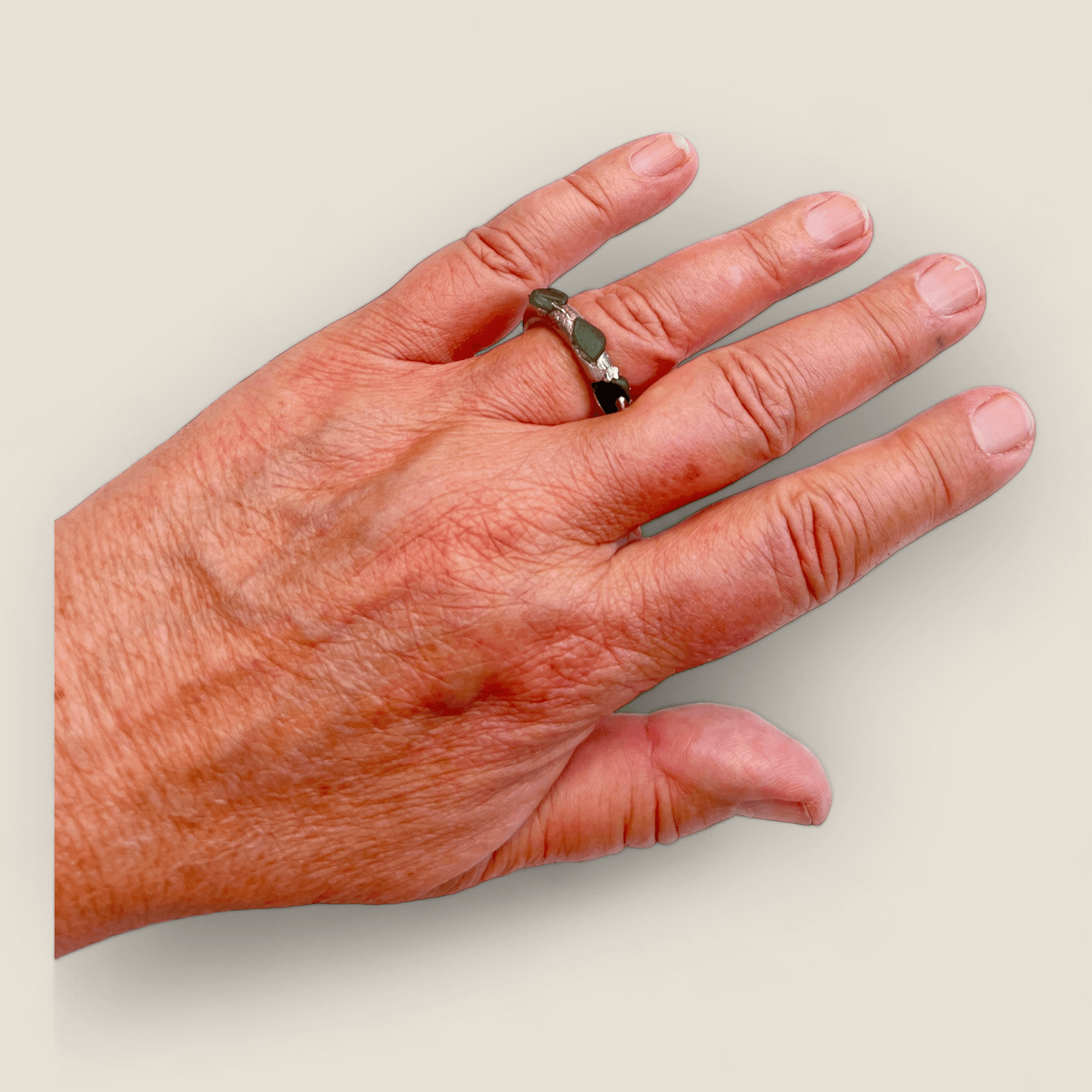 Gjuten silverring med strandglas