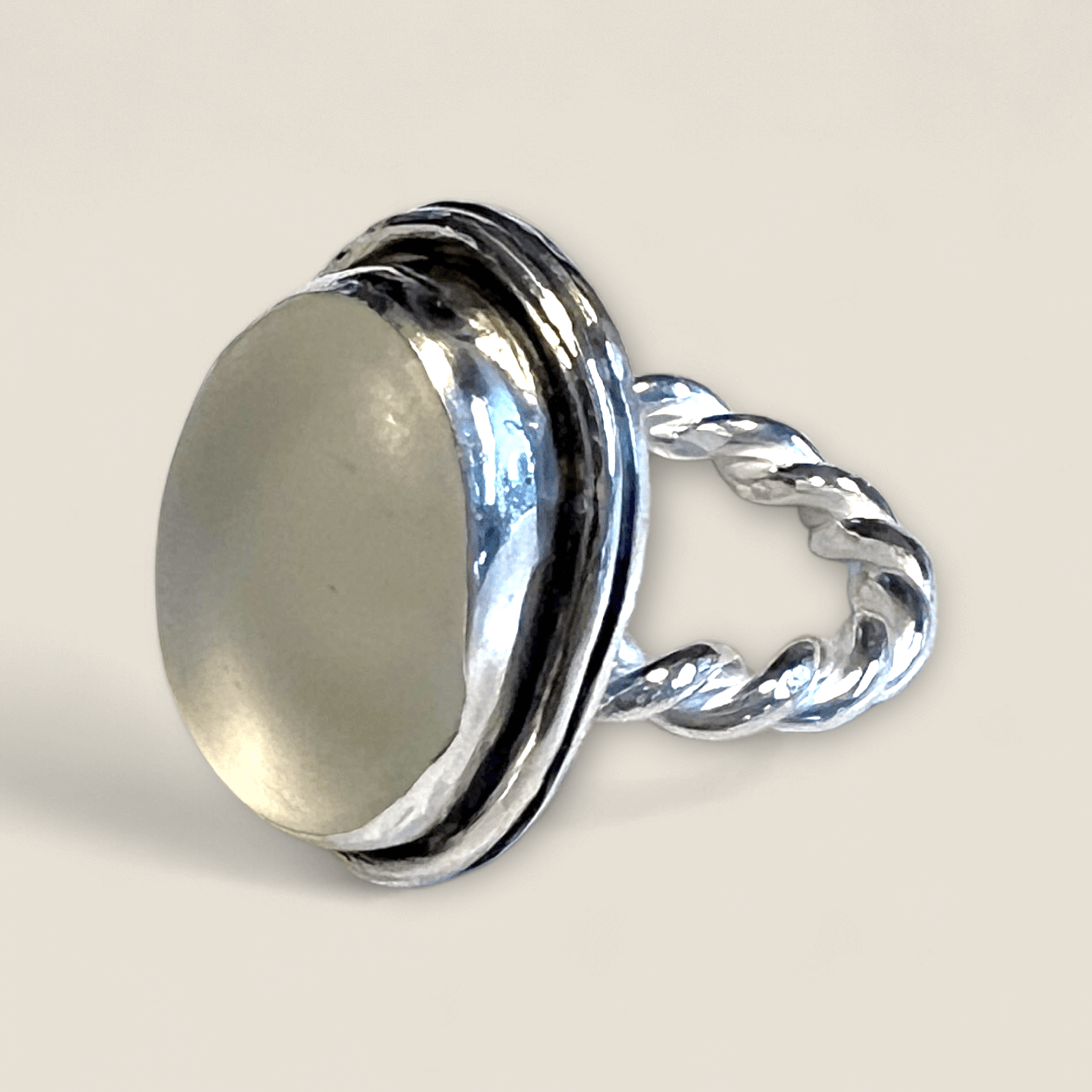 Silverring med vitt strandglas