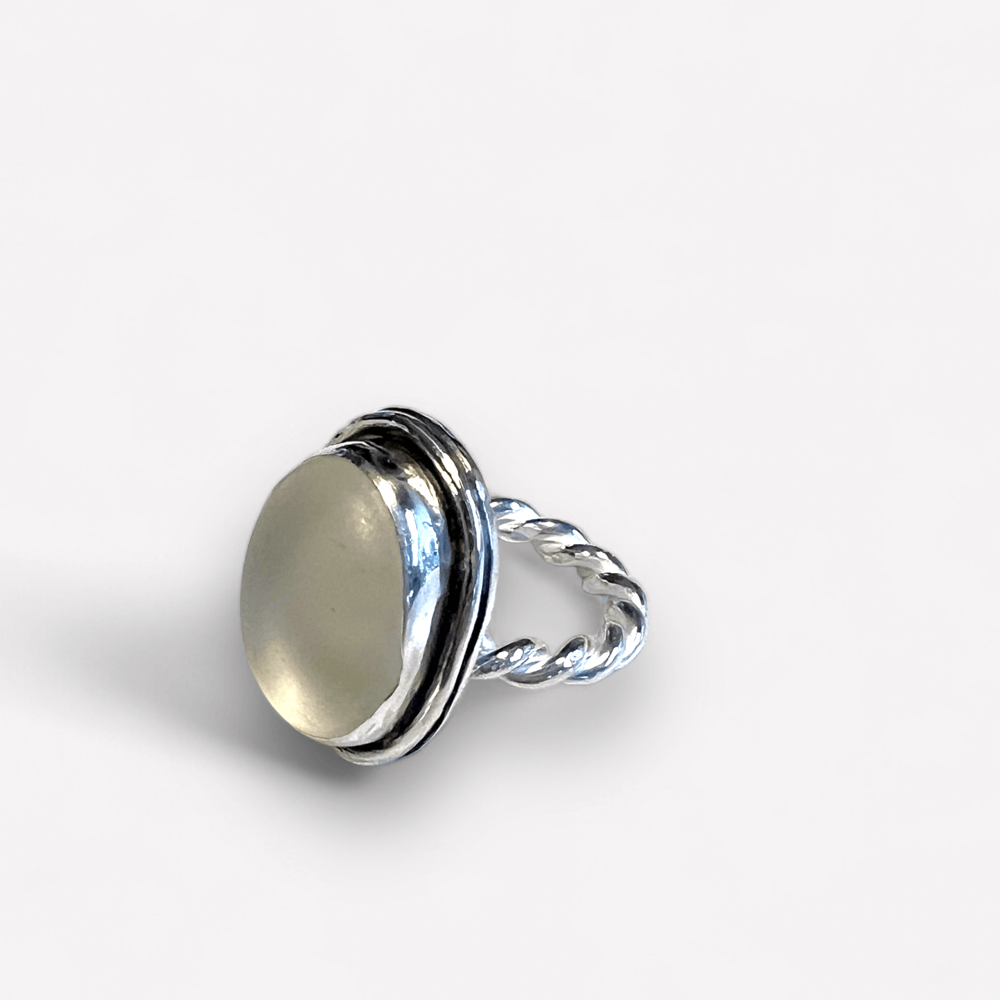 Silverring med vitt strandglas