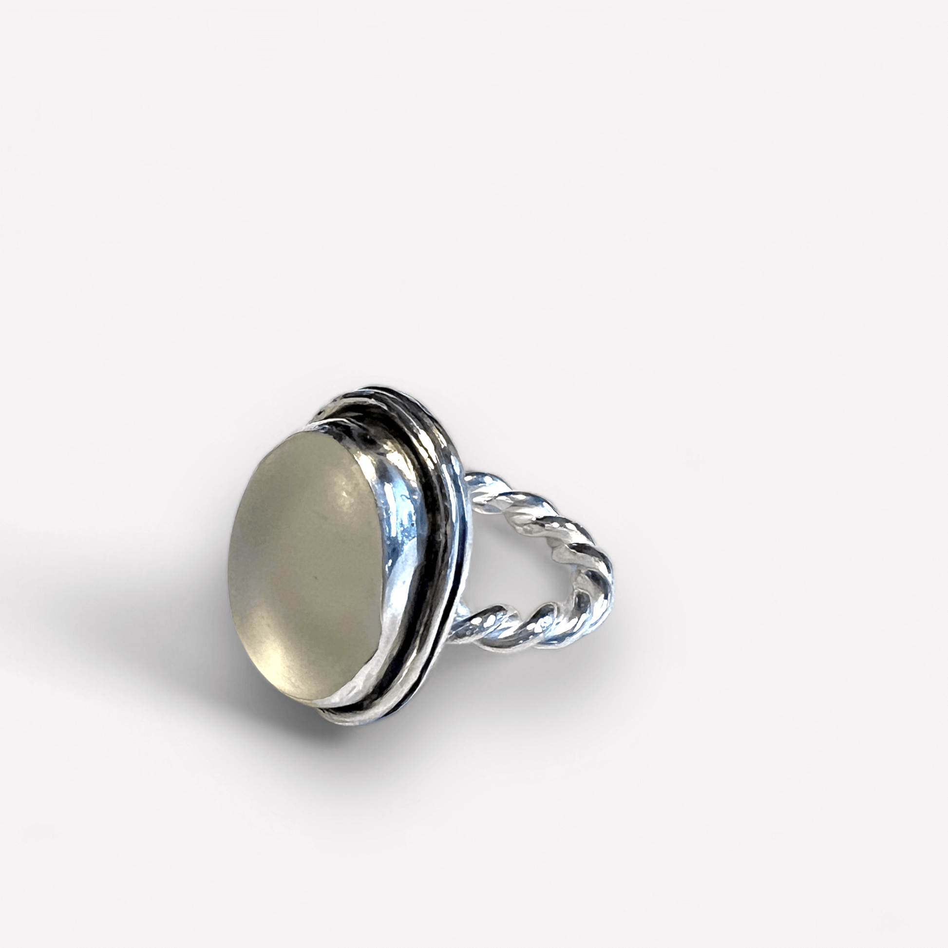 Silverring med vitt strandglas