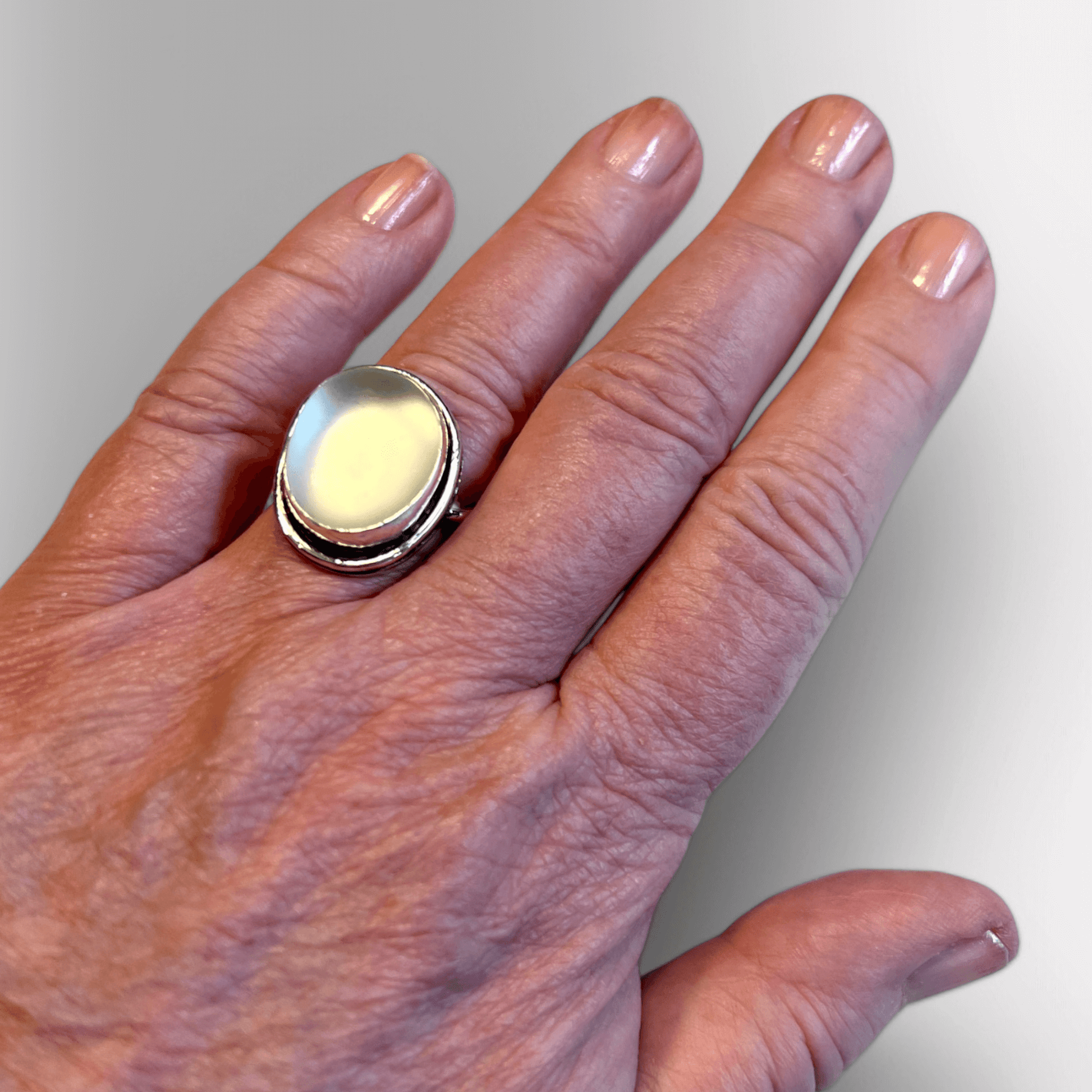 Silverring med vitt strandglas