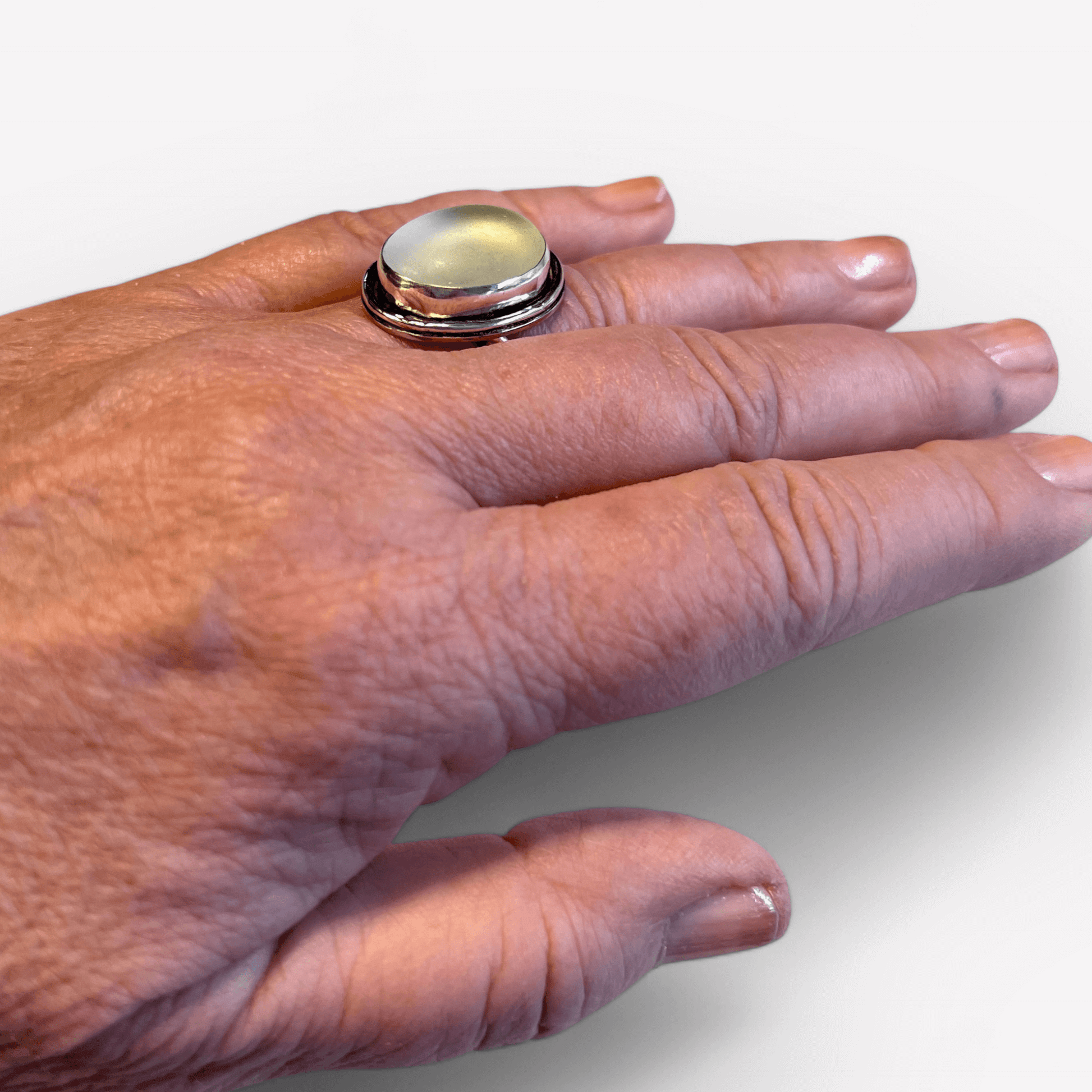 Silverring med vitt strandglas