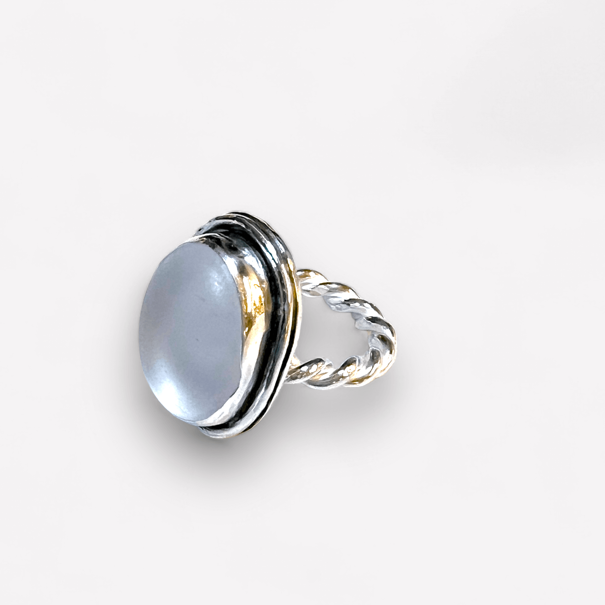 Silverring med vitt strandglas