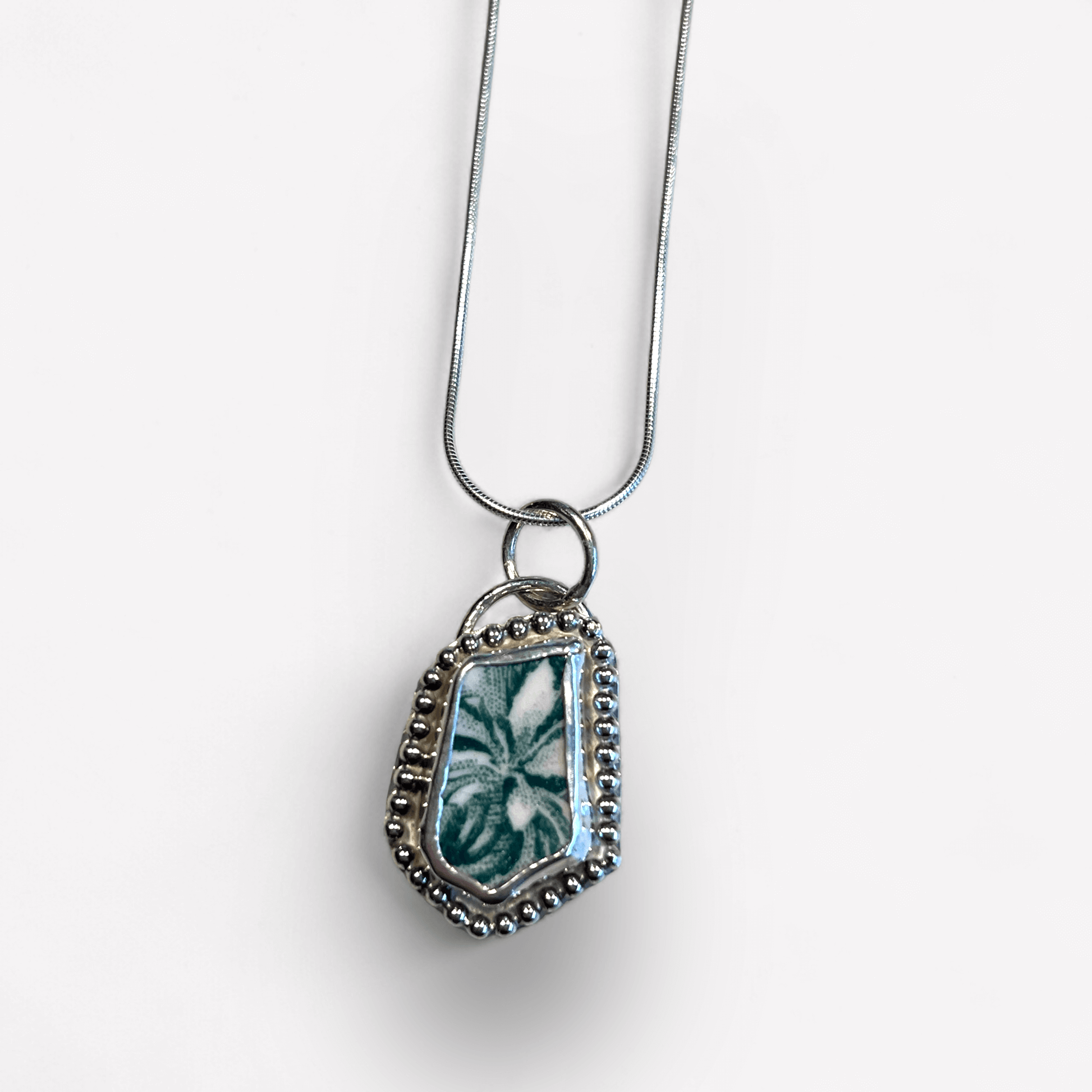 Silverhalsband med porslinsskärva