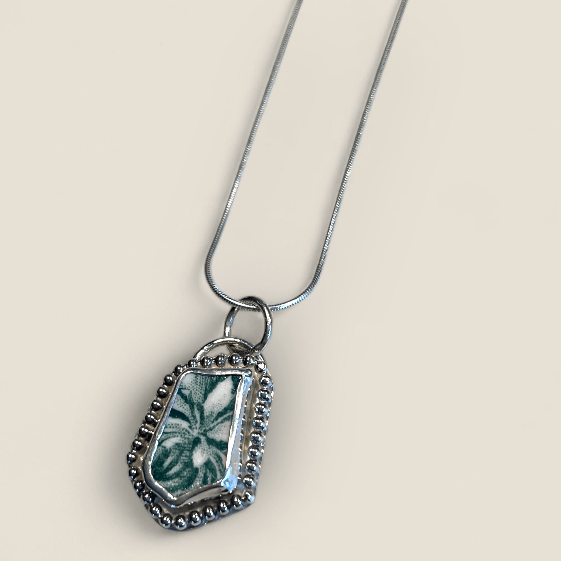 Silverhalsband med porslinsskärva