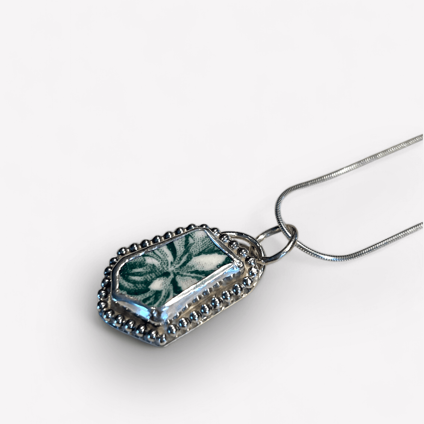 Silverhalsband med porslinsskärvaSilverhalsband med porslinsskärvaSilverhalsband med porslinsskärva