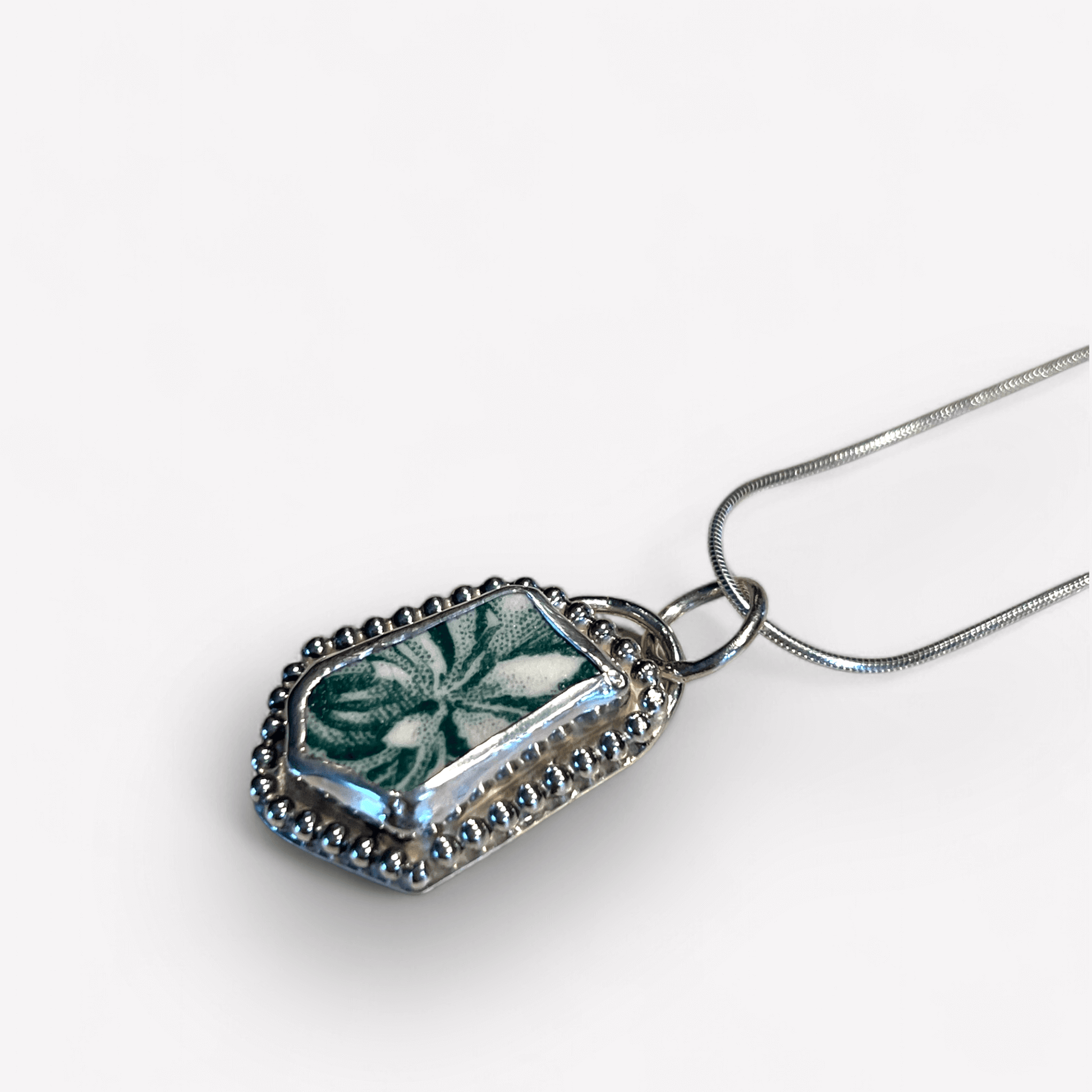 Silverhalsband med porslinsskärvaSilverhalsband med porslinsskärvaSilverhalsband med porslinsskärva