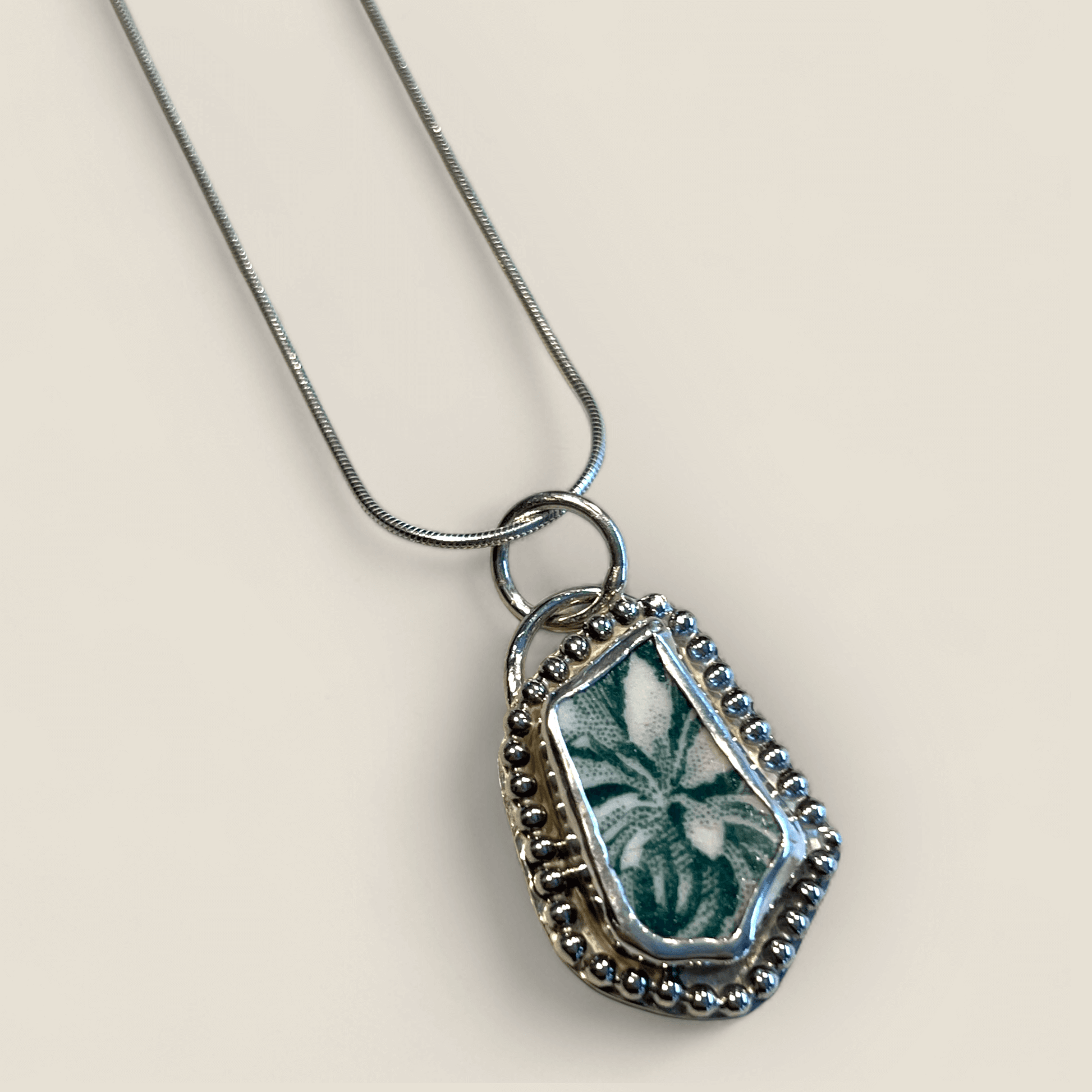 Silverhalsband med porslinsskärva