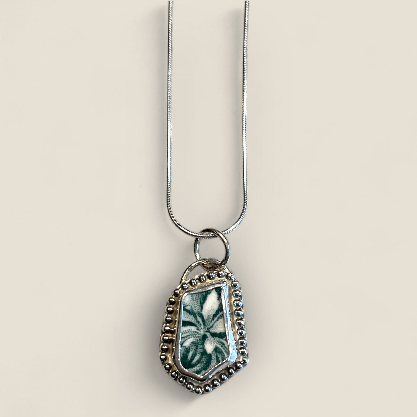 Silverhalsband med porslinsskärva