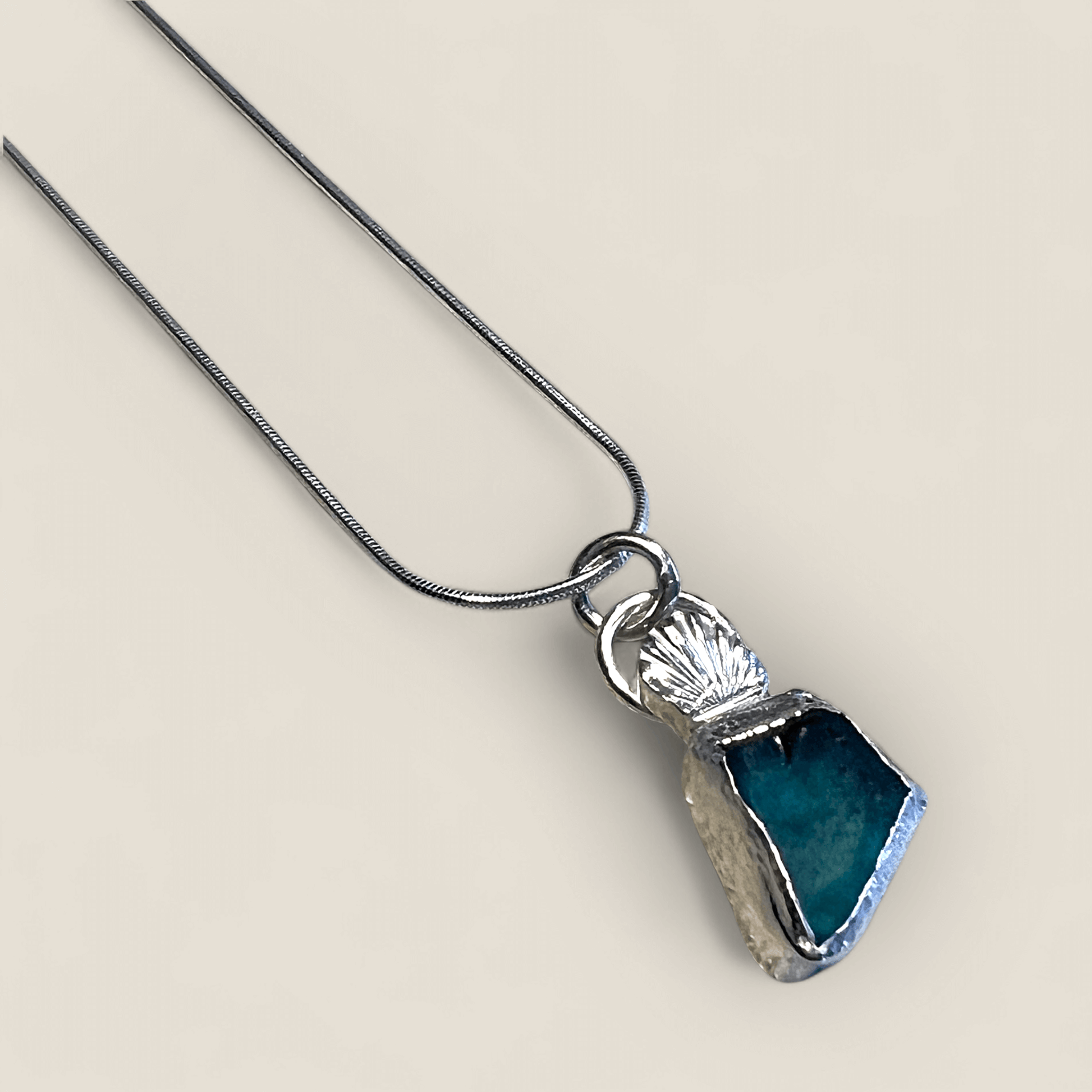 Silverhalsband med strandglas