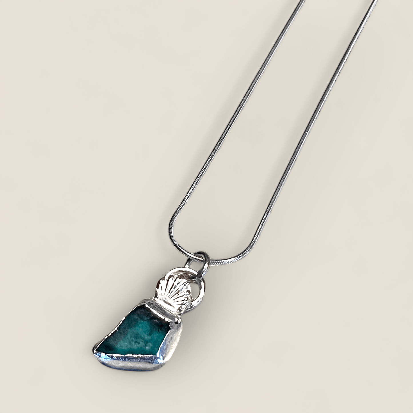 Silverhalsband med strandglas