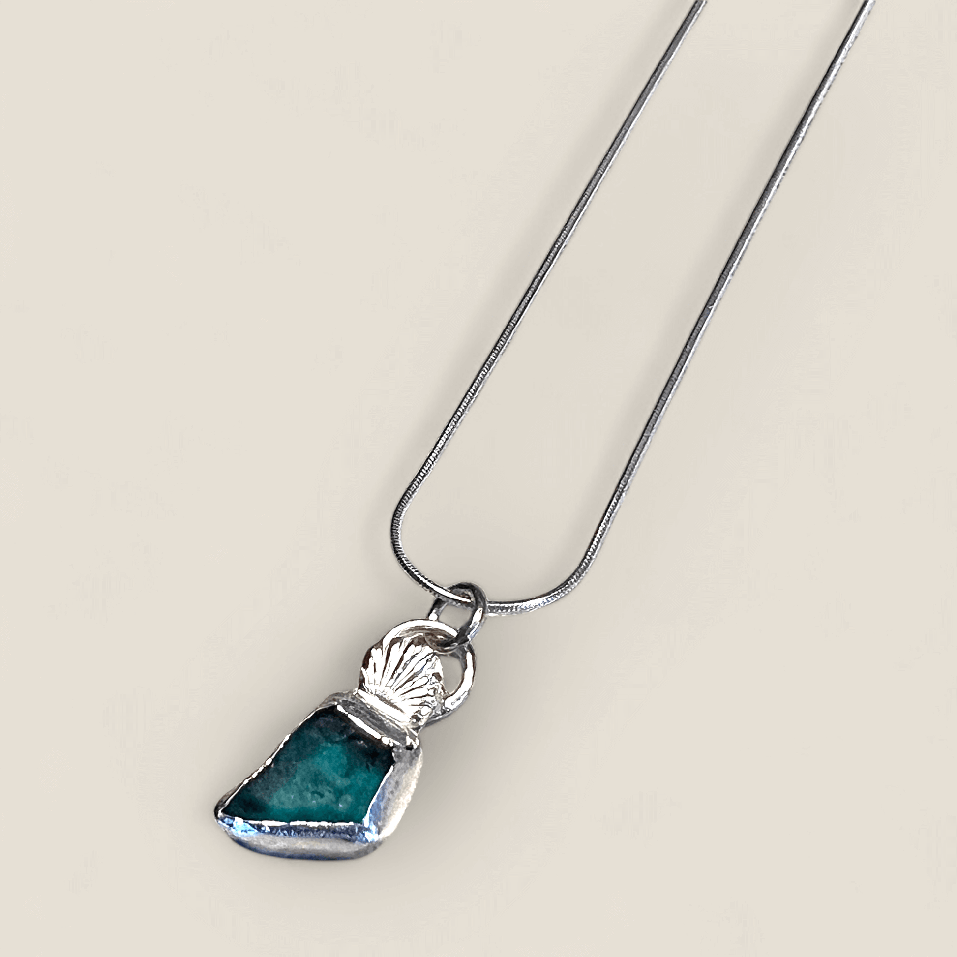 Silverhalsband med strandglas