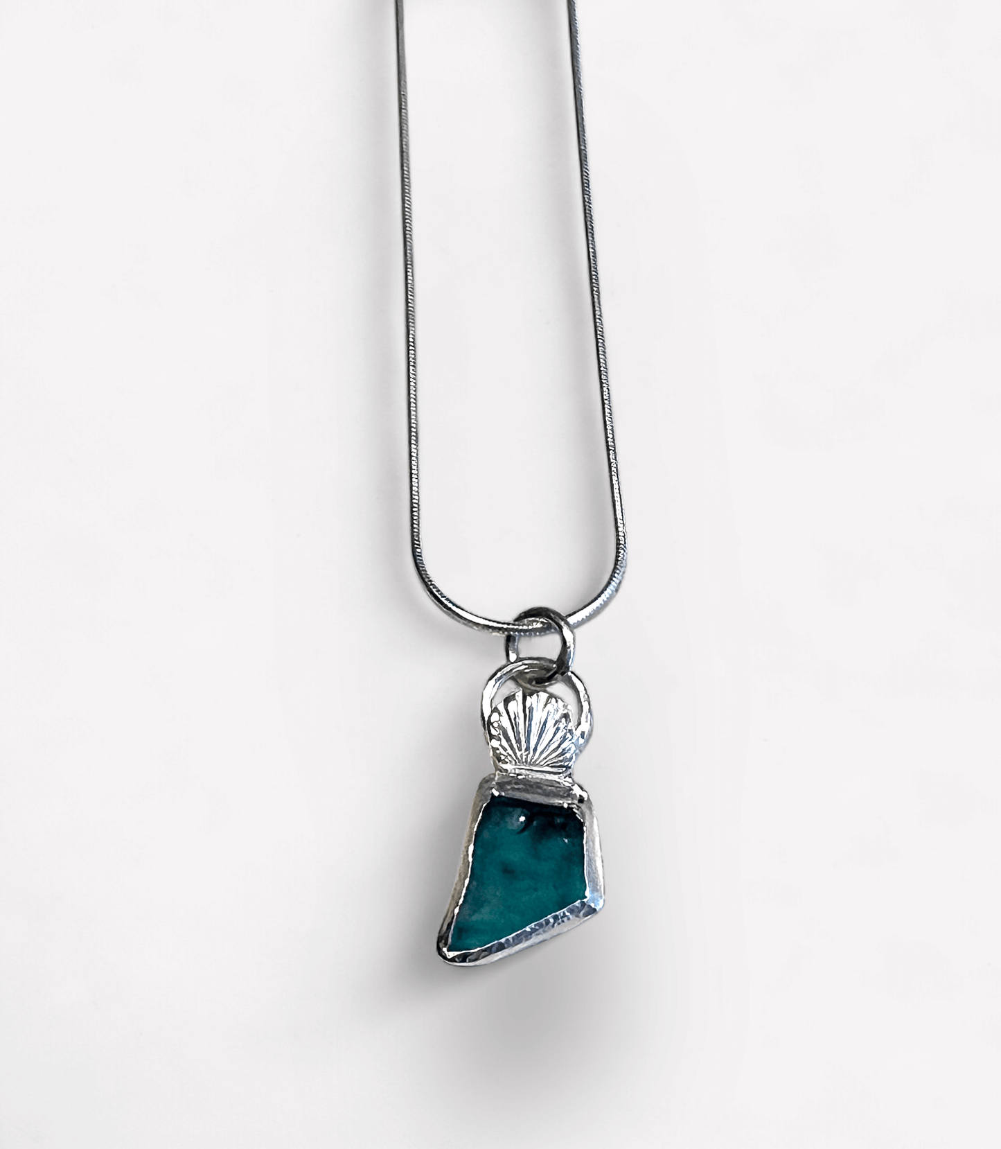 Silverhalsband med strandglas