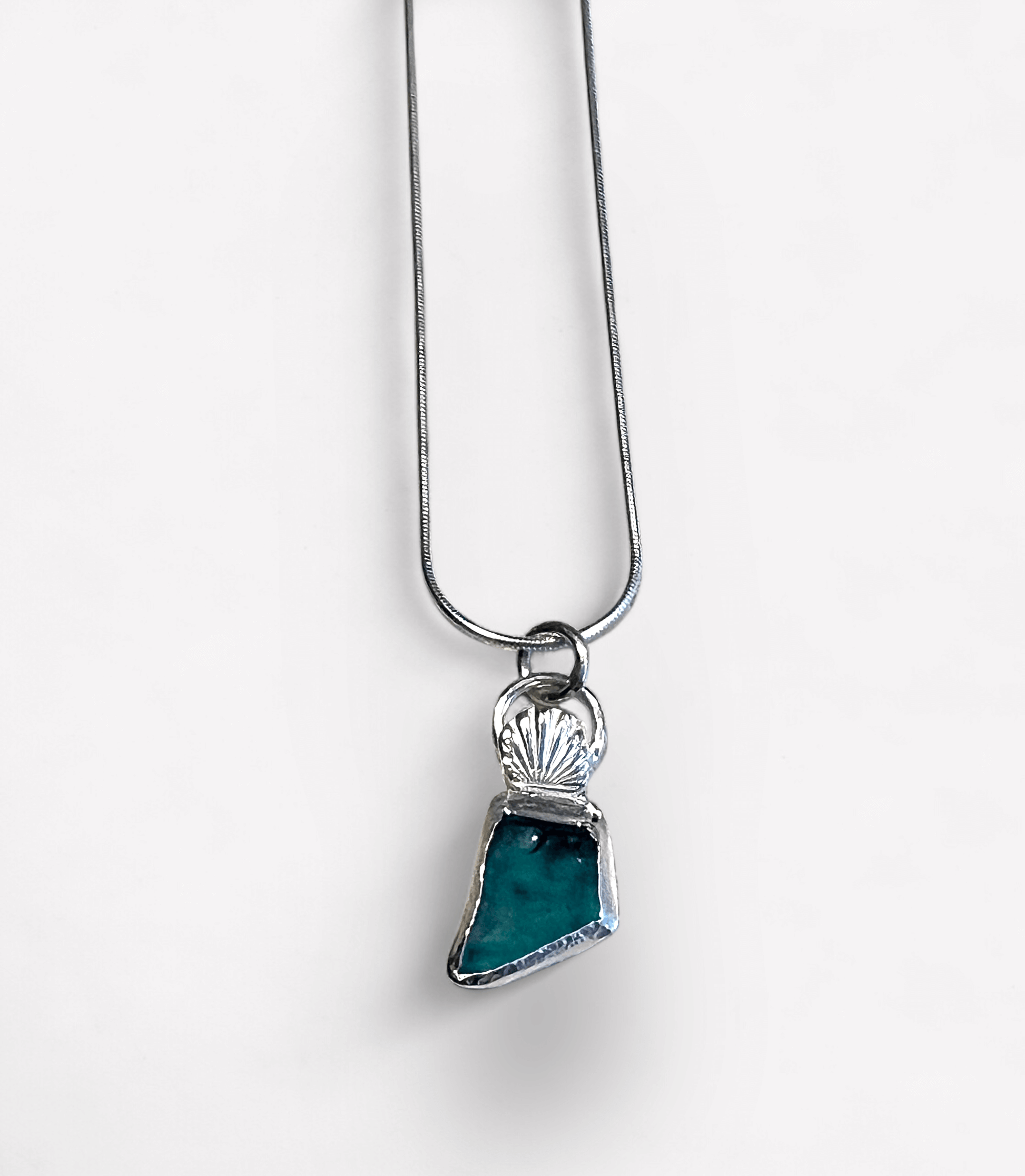 Silverhalsband med strandglas