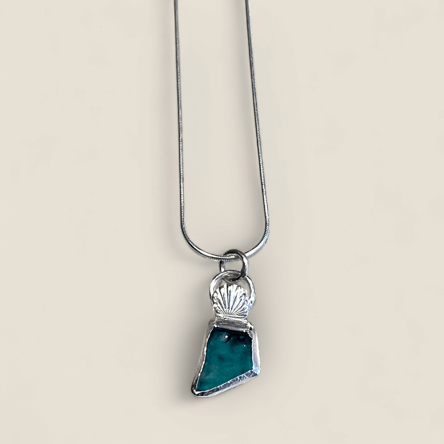 Silverhalsband med strandglas