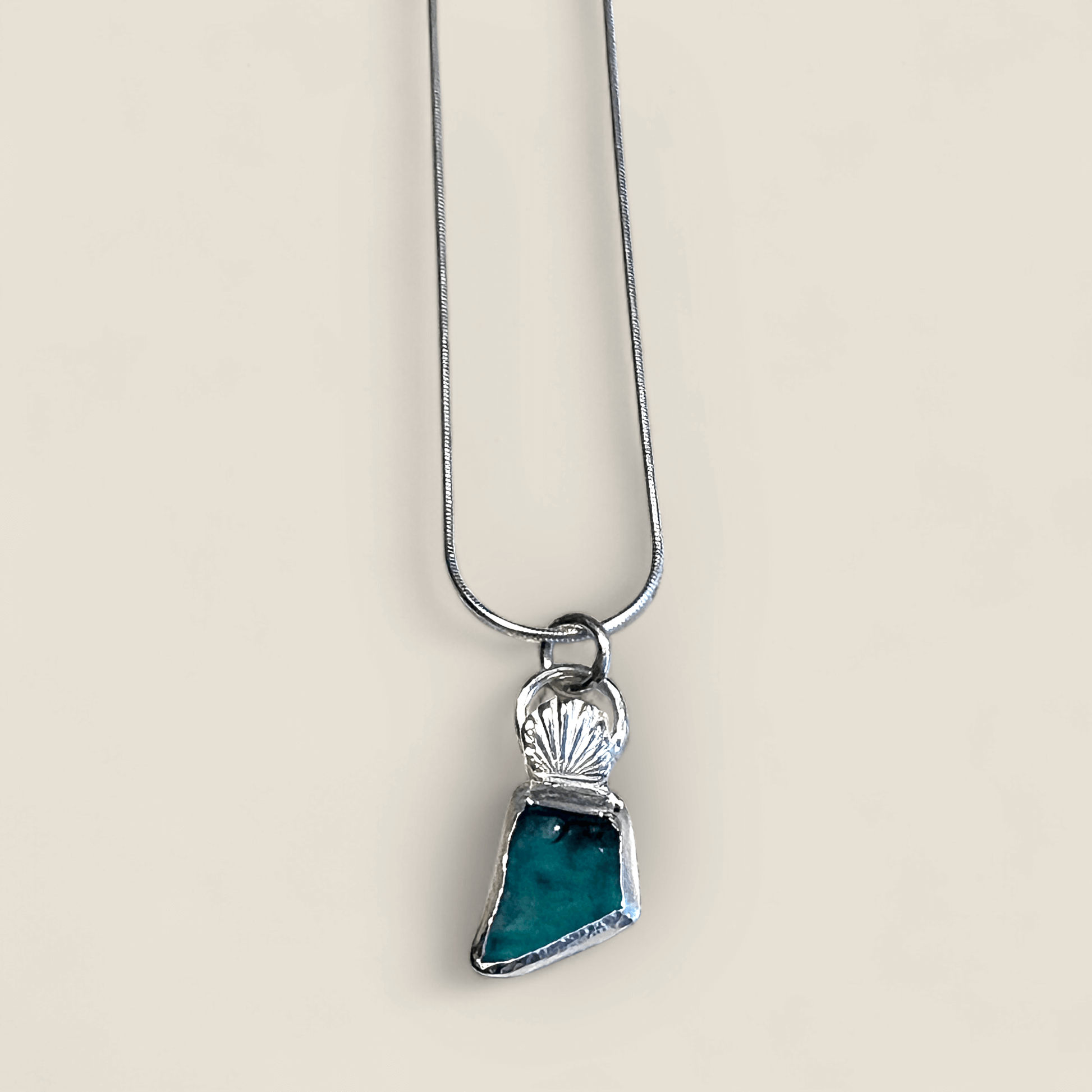 Silverhalsband med strandglas