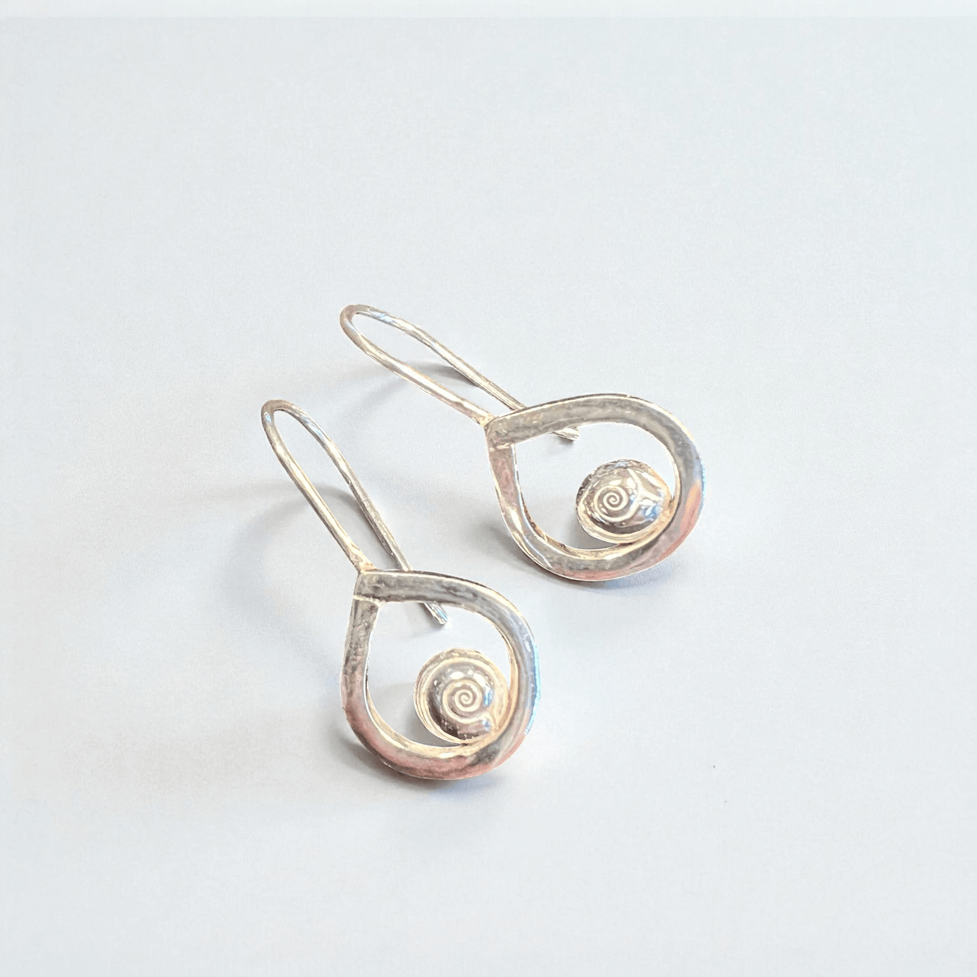 Silverörhängen med vattendroppe och ammonit