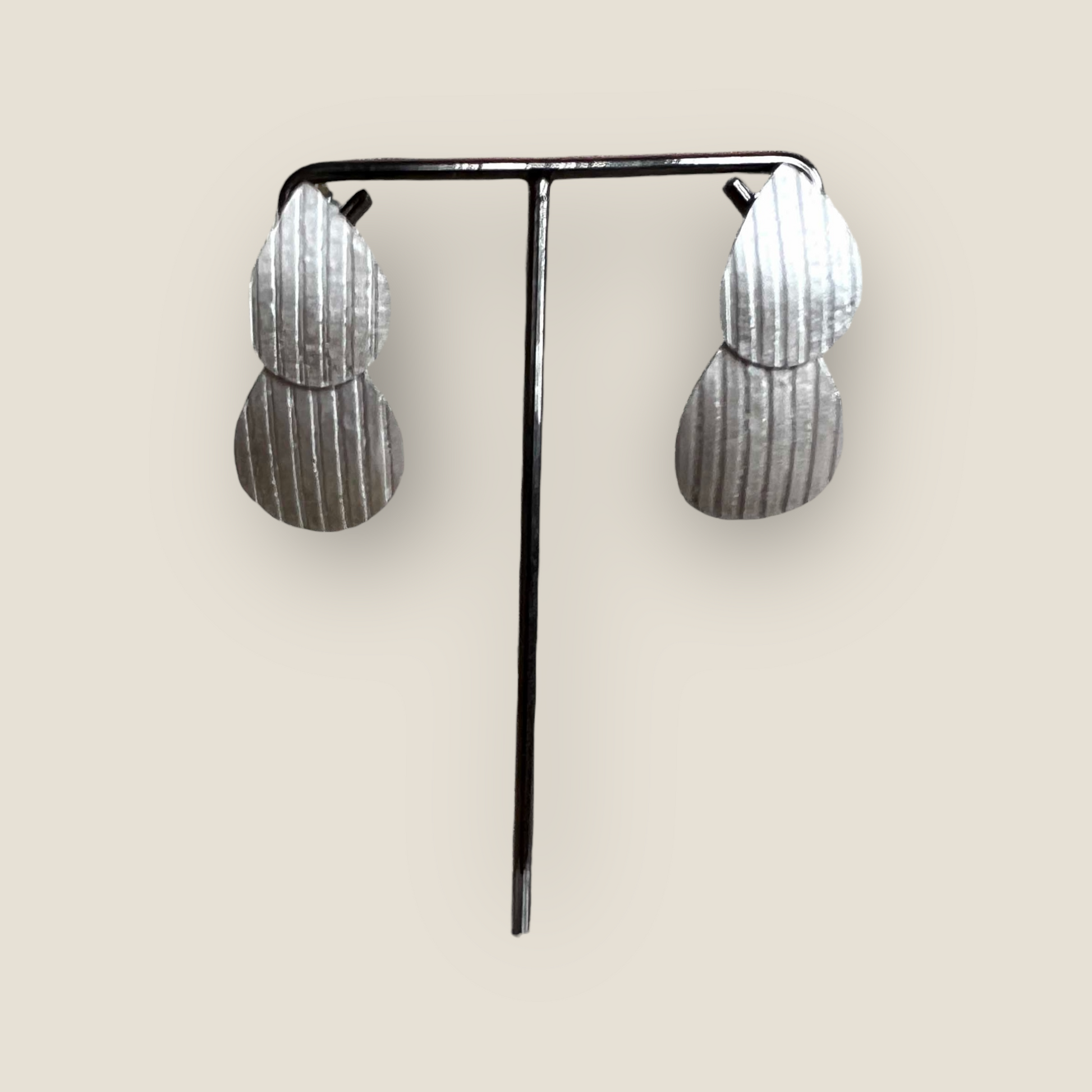 Droppformade silverörhängen