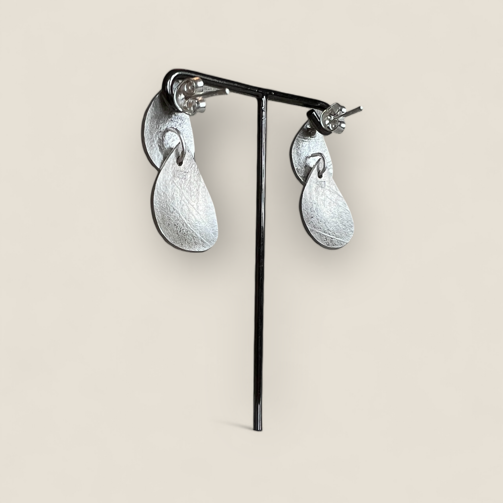 Droppformade silverörhängen