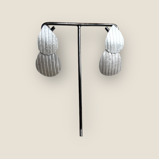 Droppformade silverörhängen