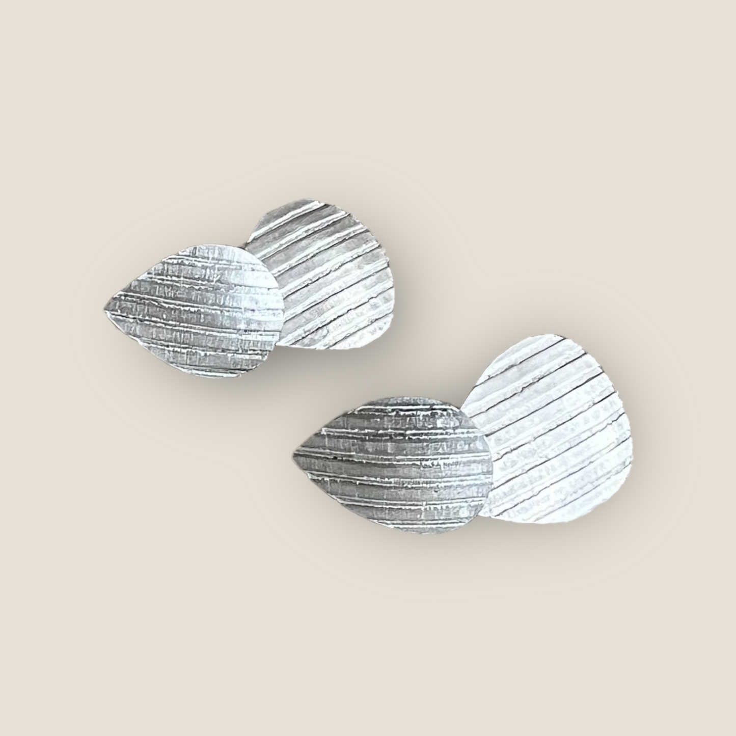 Droppformade silverörhängen