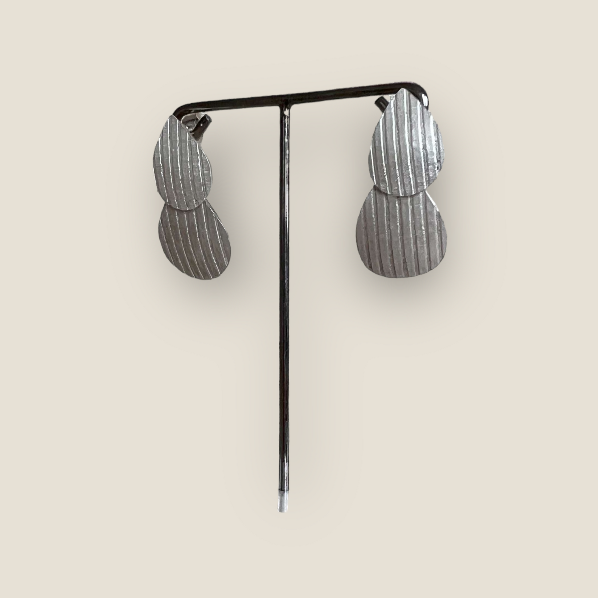 Droppformade silverörhängen