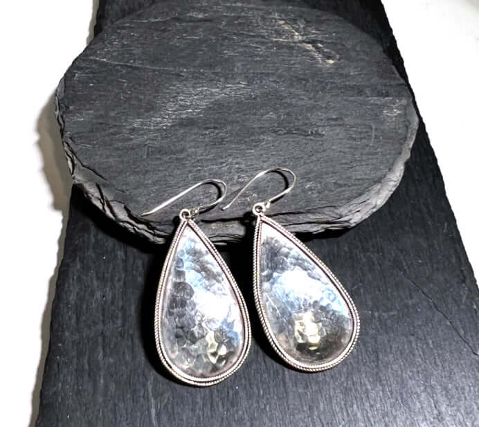 Stora droppformade silverörhängen