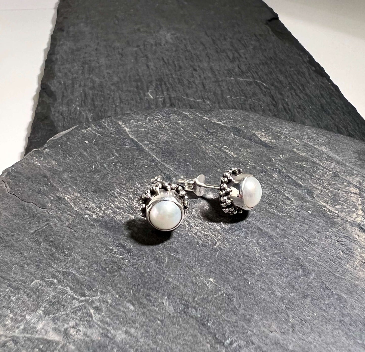 Silverörhängen med infattad vit pärla