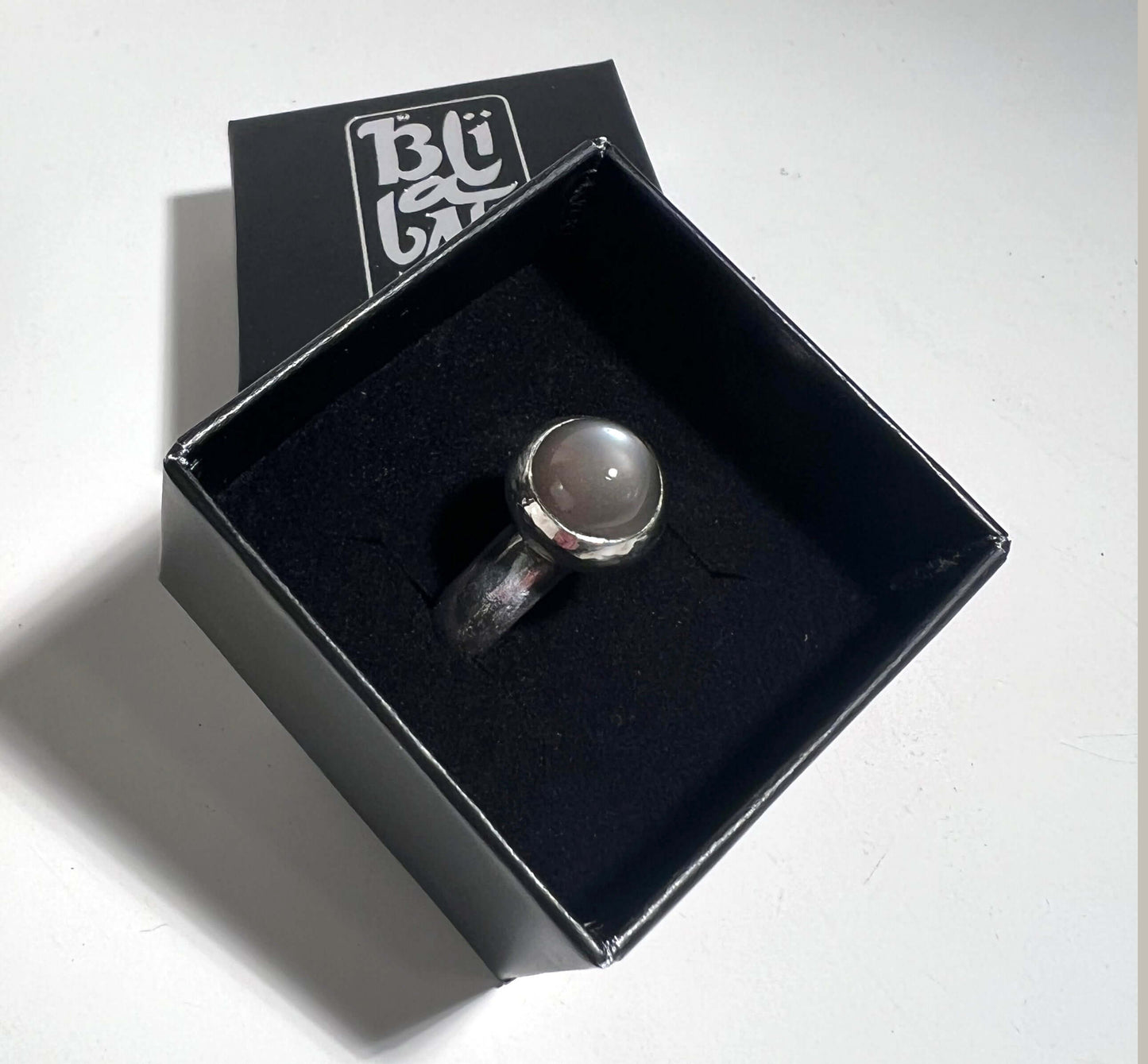 Specialbeställd ring med kundens månsten