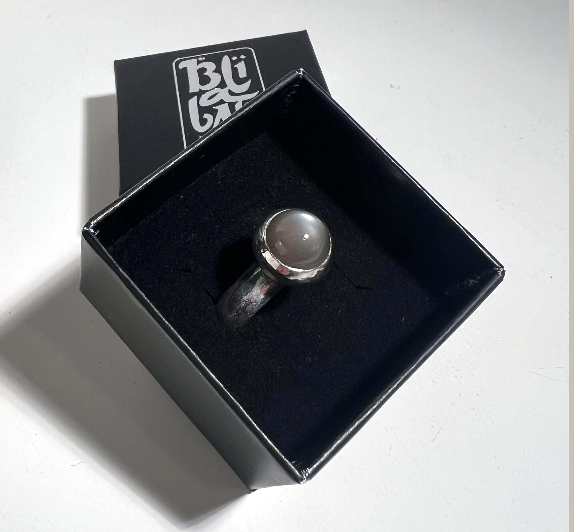 Specialbeställd ring med kundens månsten