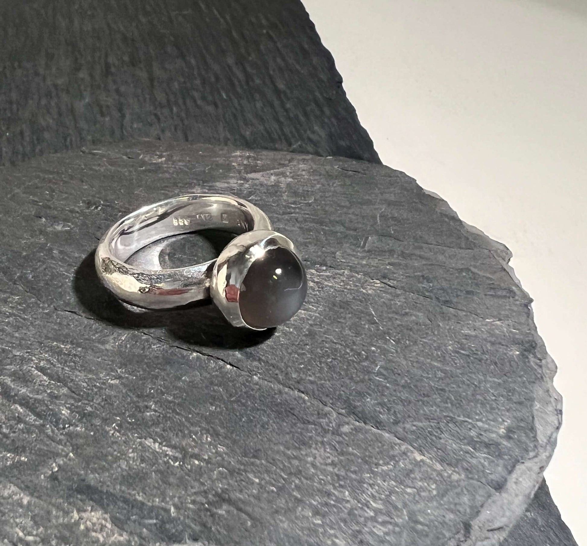 Specialbeställd ring med kundens månsten
