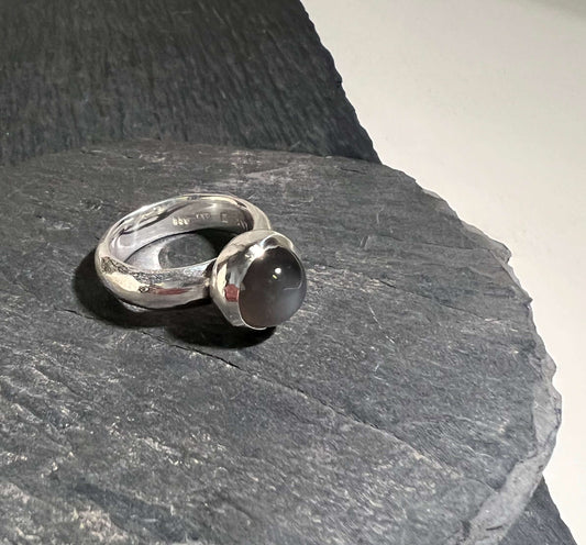 Specialbeställd ring med kundens månsten