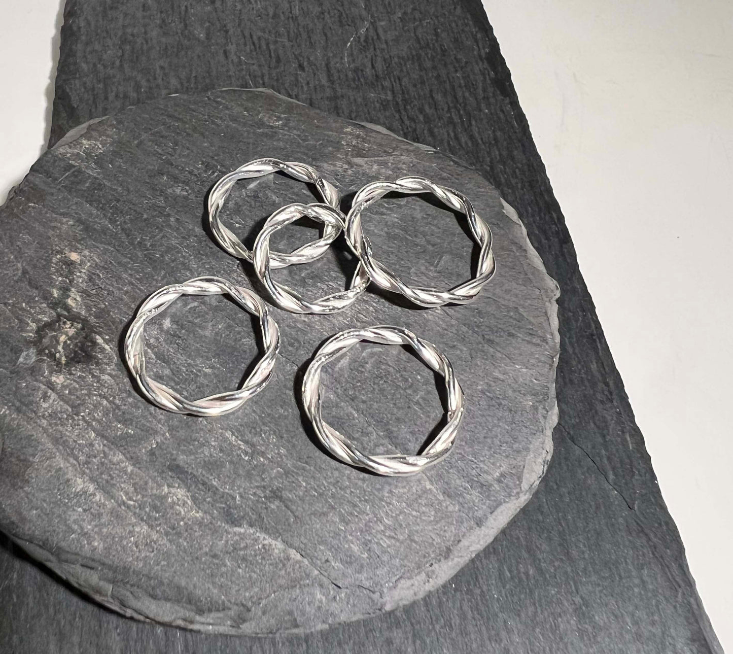 Handgjord silverring av tvinnande silvertrådar