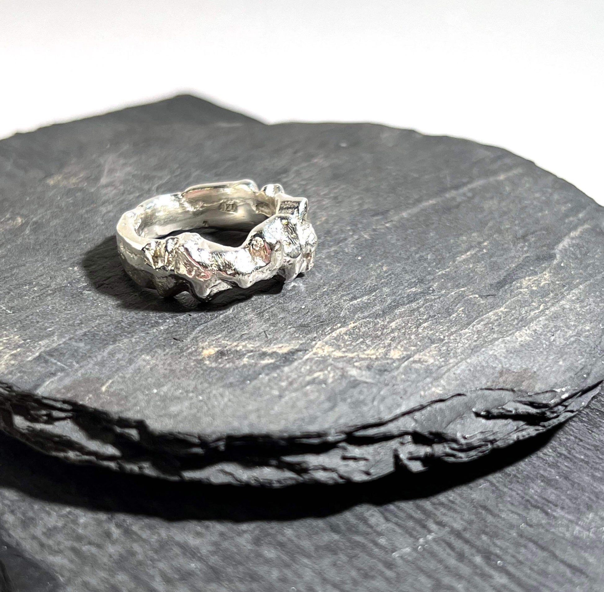 Kraftig klippliknande silverring gjuten i sand