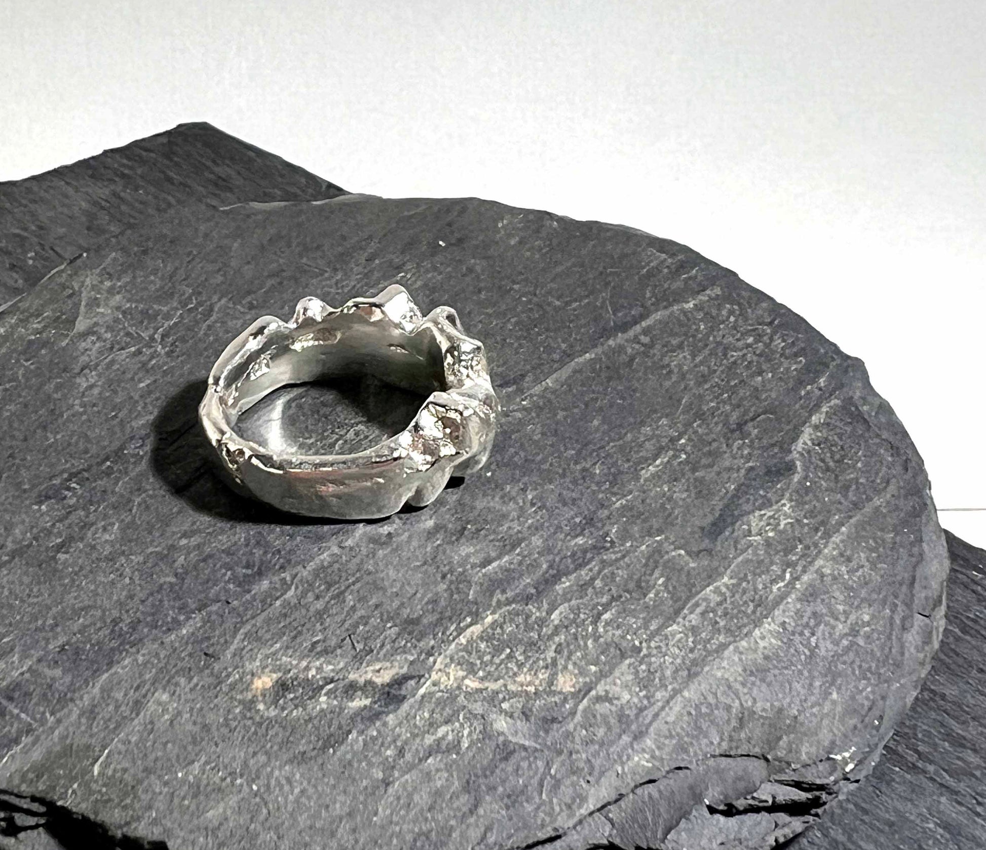 Kraftig klippliknande silverring gjuten i sand